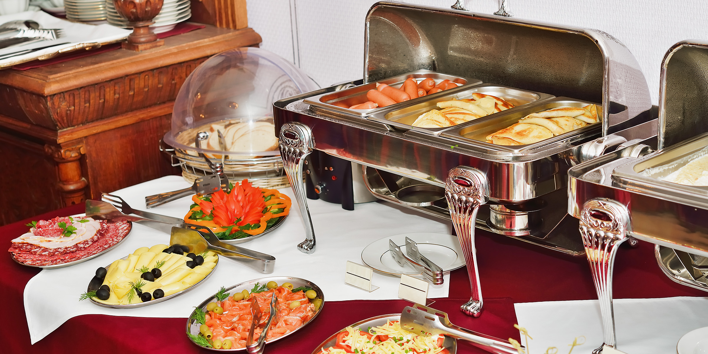 Ein Buffet, das auf einem Tisch aufgebaut ist | Quelle: Shutterstock
