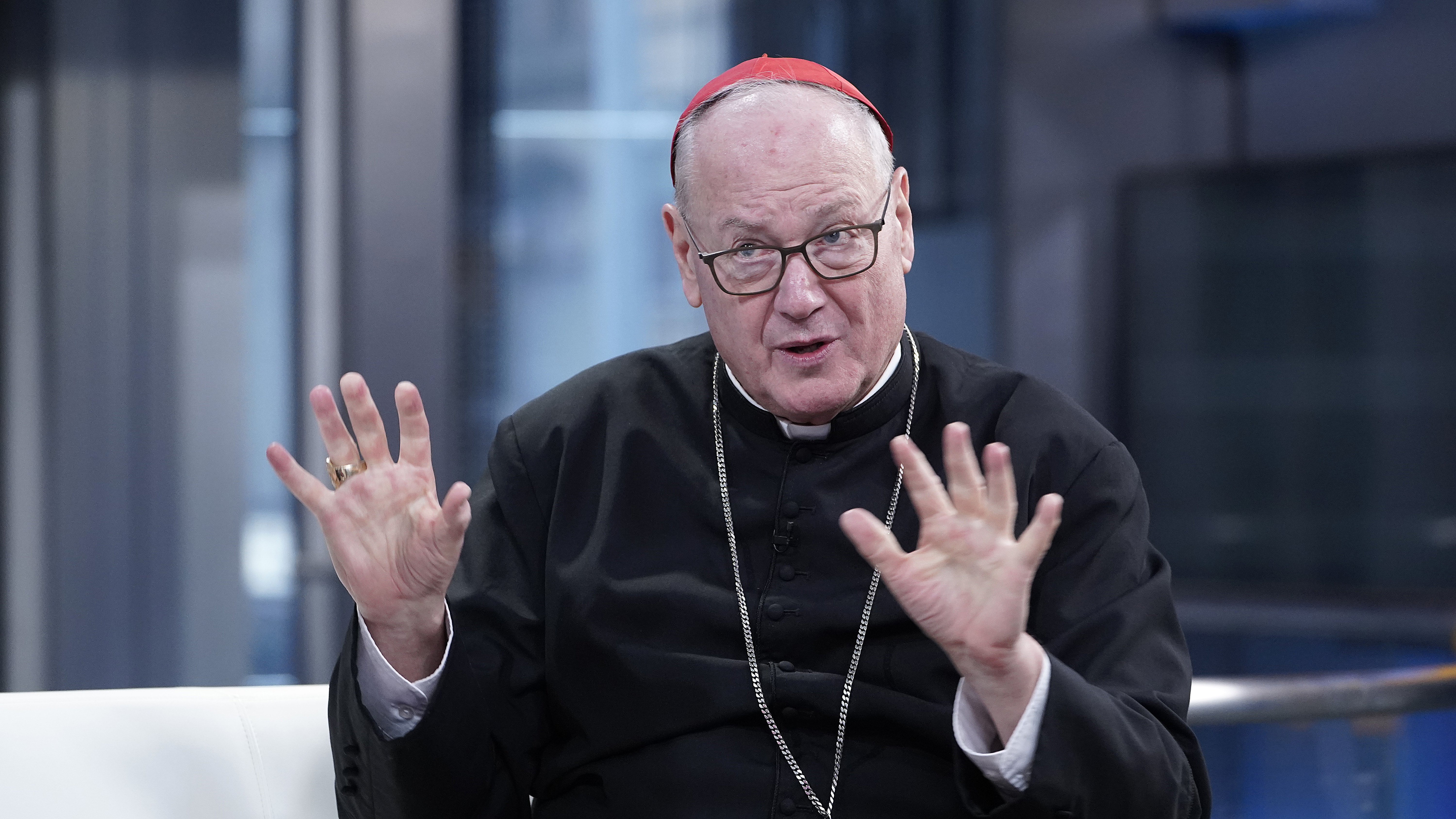 Kardinal Timothy Dolan zu Besuch bei „Fox & Friends“ in New York City am 29. März 2024. | Quelle: Getty Images