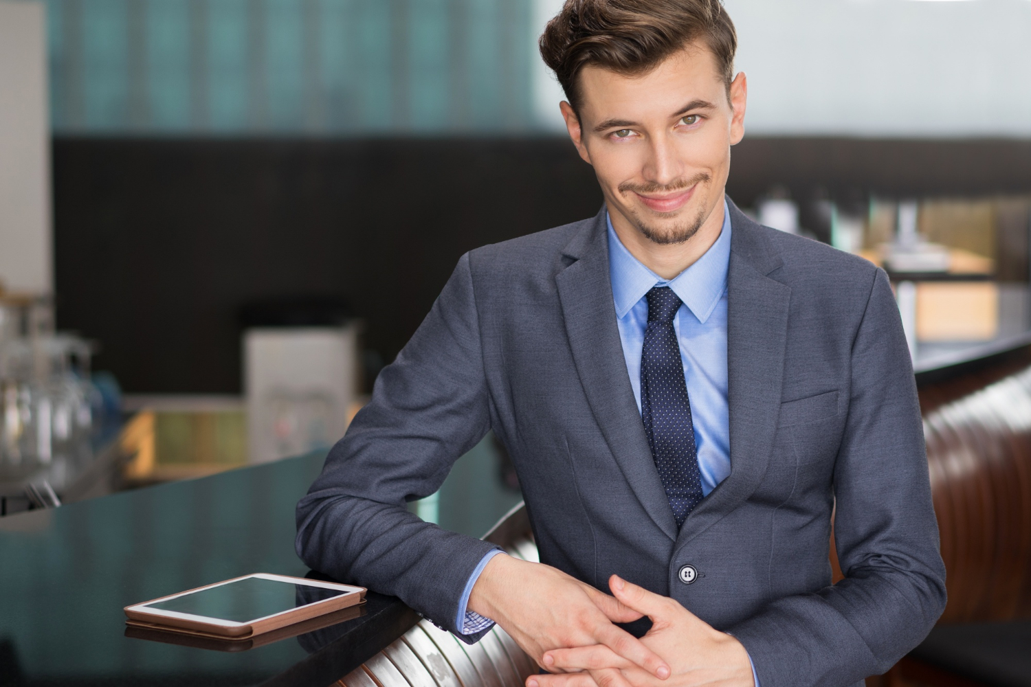 Ein charmanter Mann in einem eleganten Anzug | Quelle: Freepik