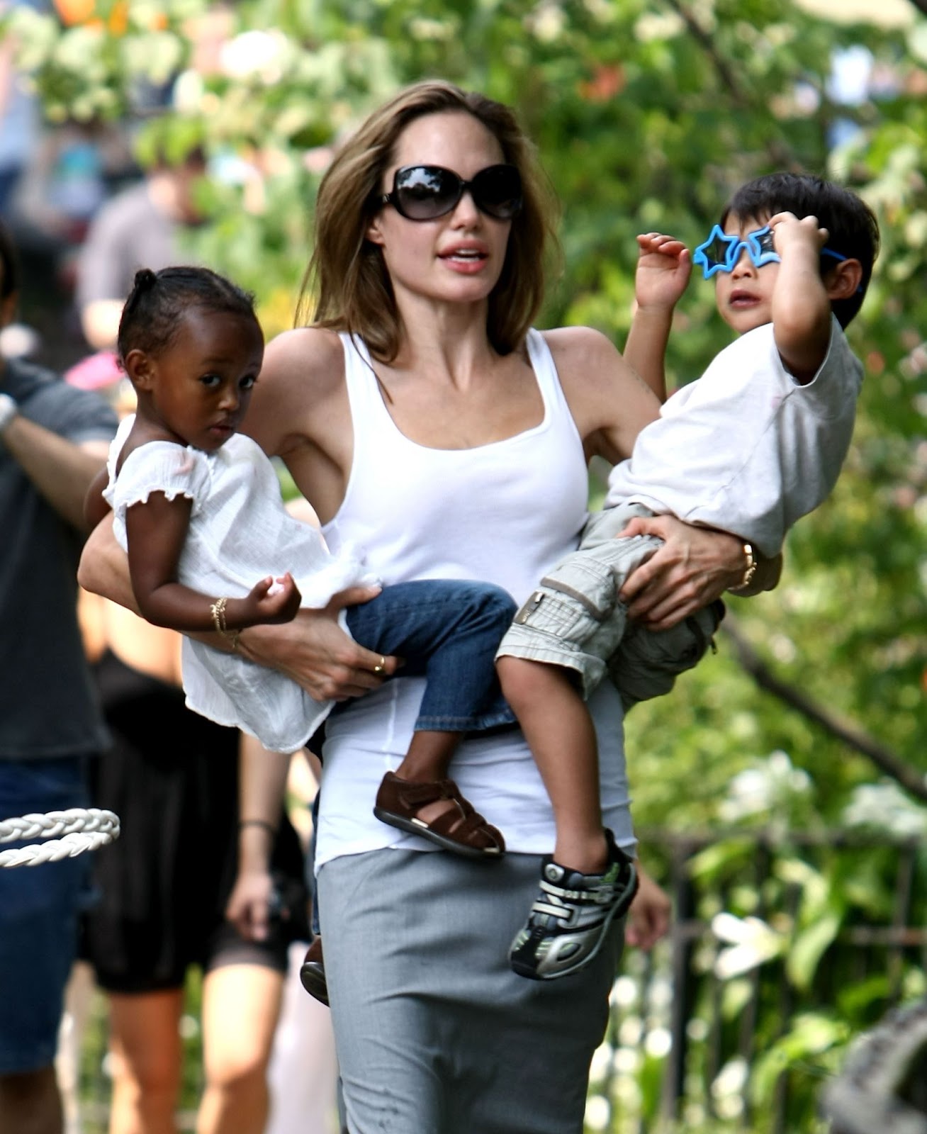 Angelina Jolie mit Zahara und Maddox auf dem Central Park Karussell am 25. August 2007 in New York. | Quelle: Getty Images