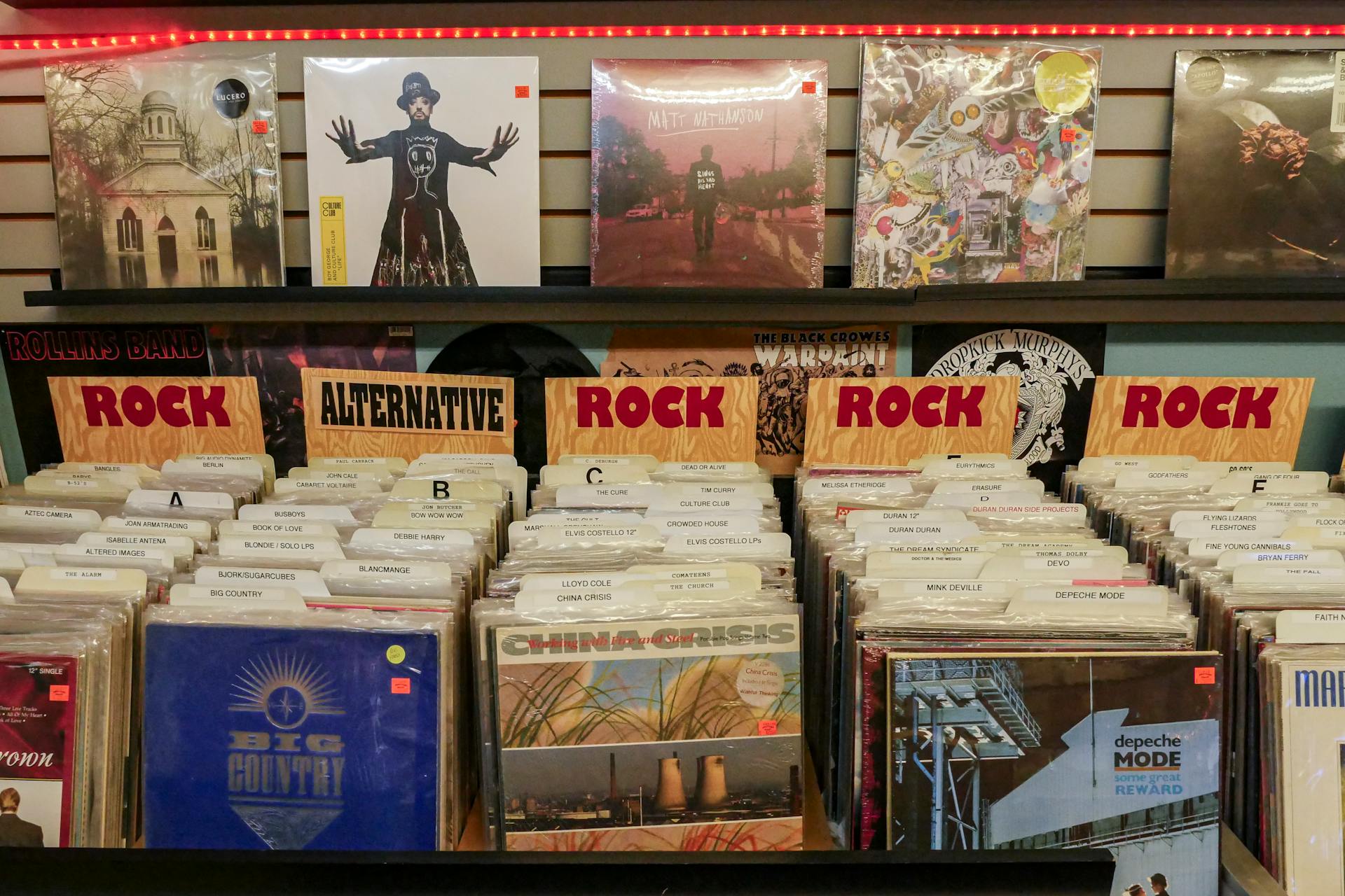 Rock-Schallplatten in einem Geschäft | Quelle: Pexels