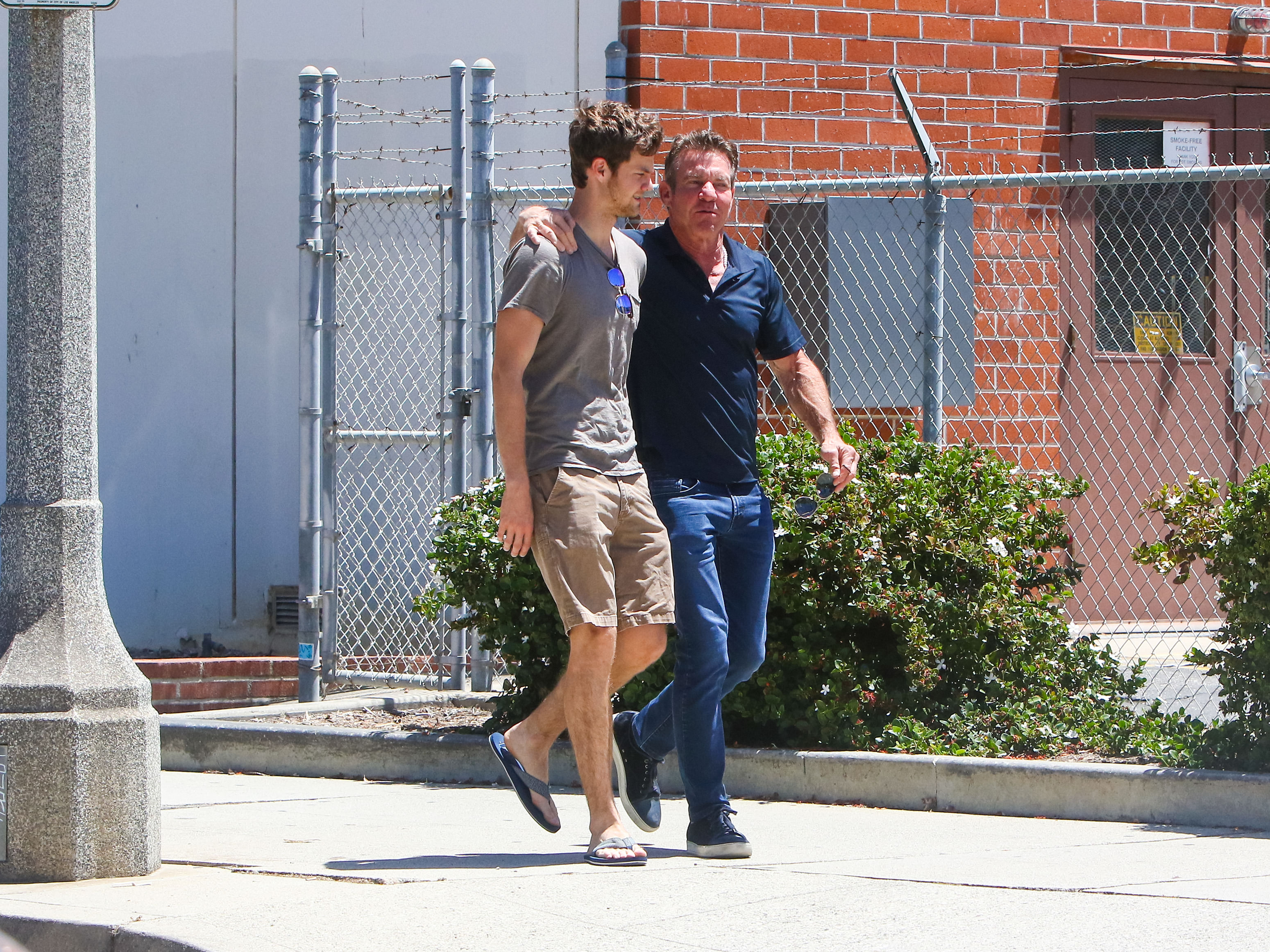 Jack und Dennis Quaid wurden am 14. Juni 2017 in Los Angeles, Kalifornien gesichtet | Quelle: Getty Images