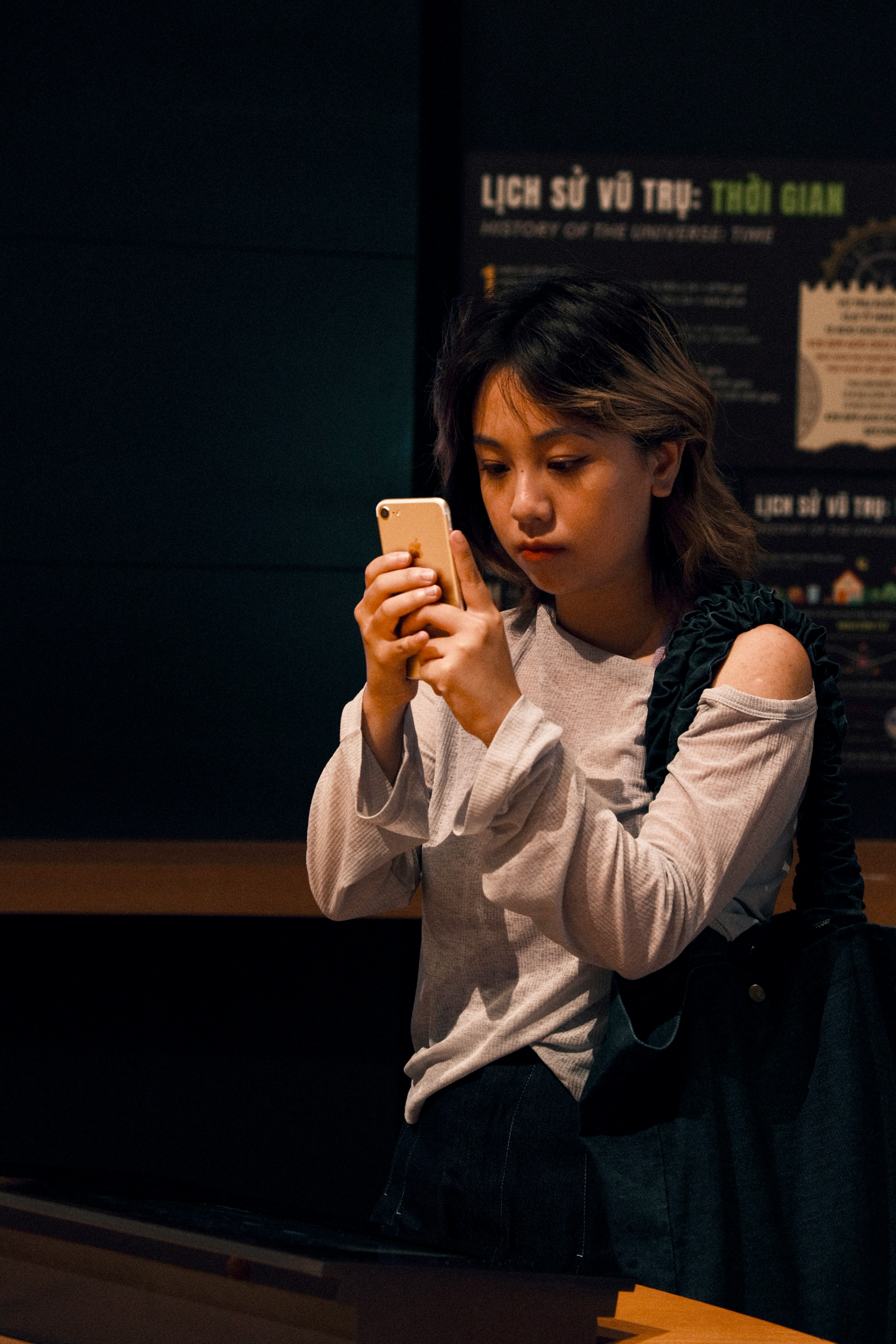 Eine Frau liest eine Textnachricht | Quelle: Unsplash