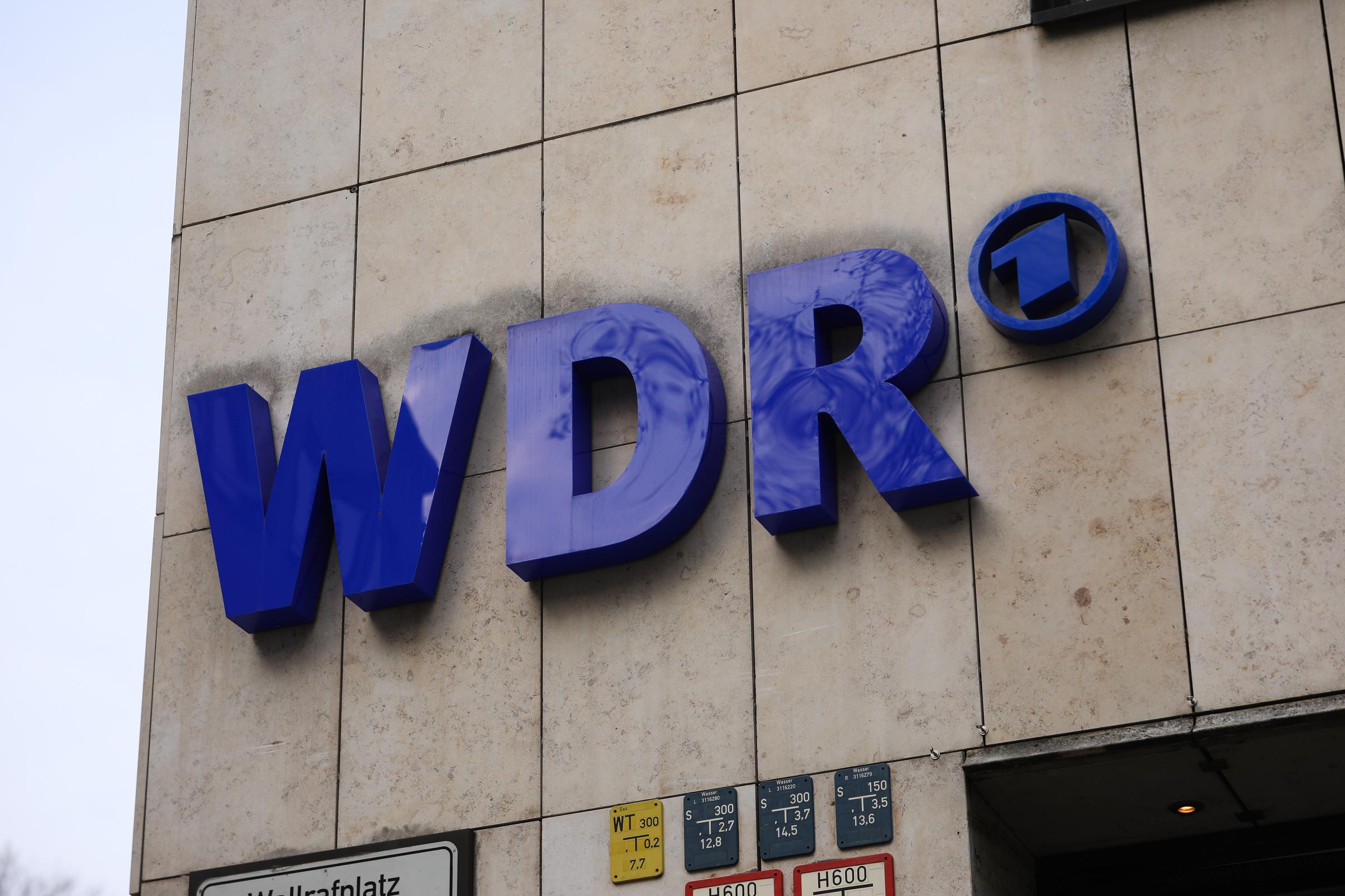 Das WDR-Logo ist am 25. März 2021 an einem Gebäude in Berlin zu sehen | Quelle: Getty Images