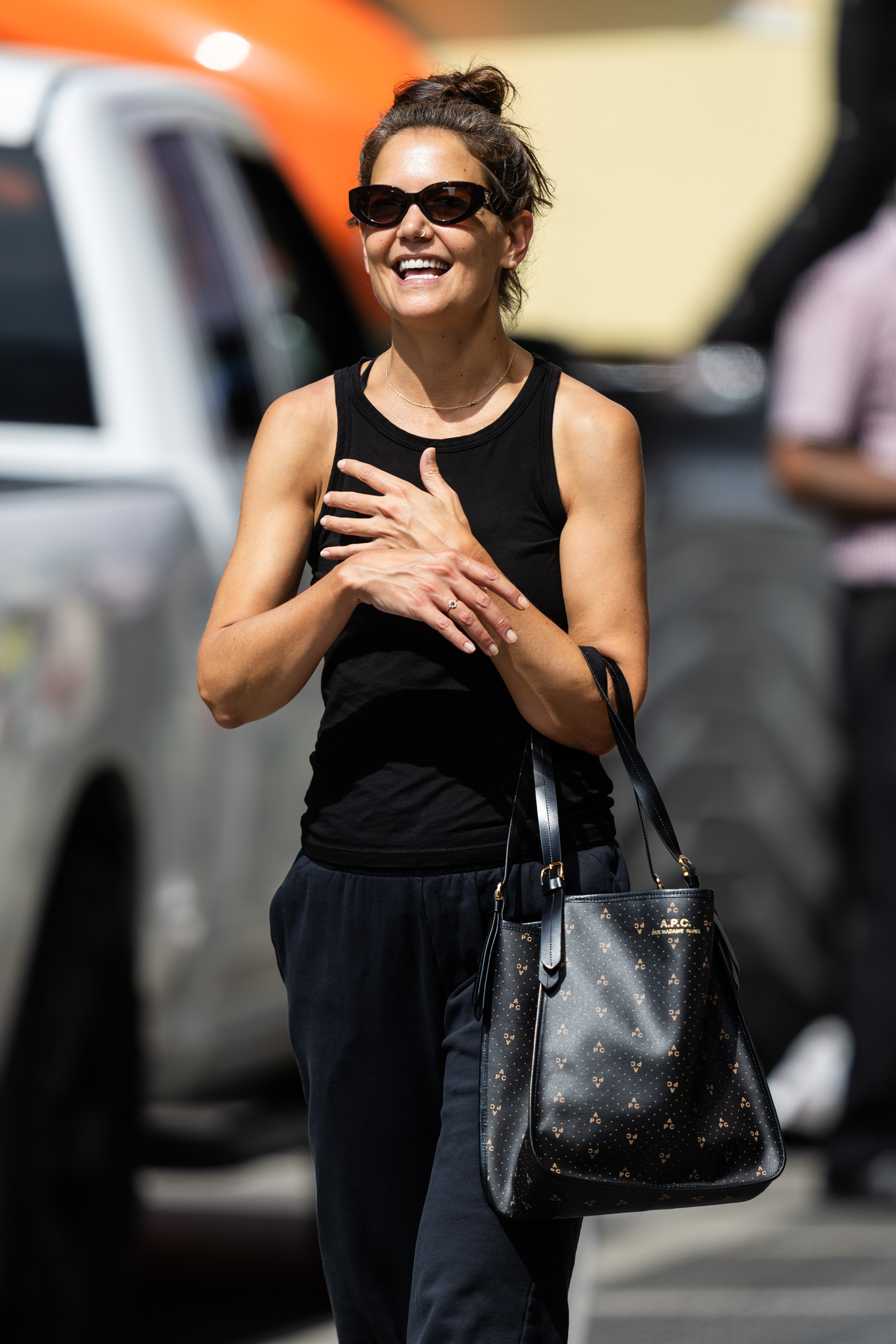 Katie Holmes lächelt beim Spaziergang in NoHo, New York City, am 14. August 2023 | Quelle: Getty Images