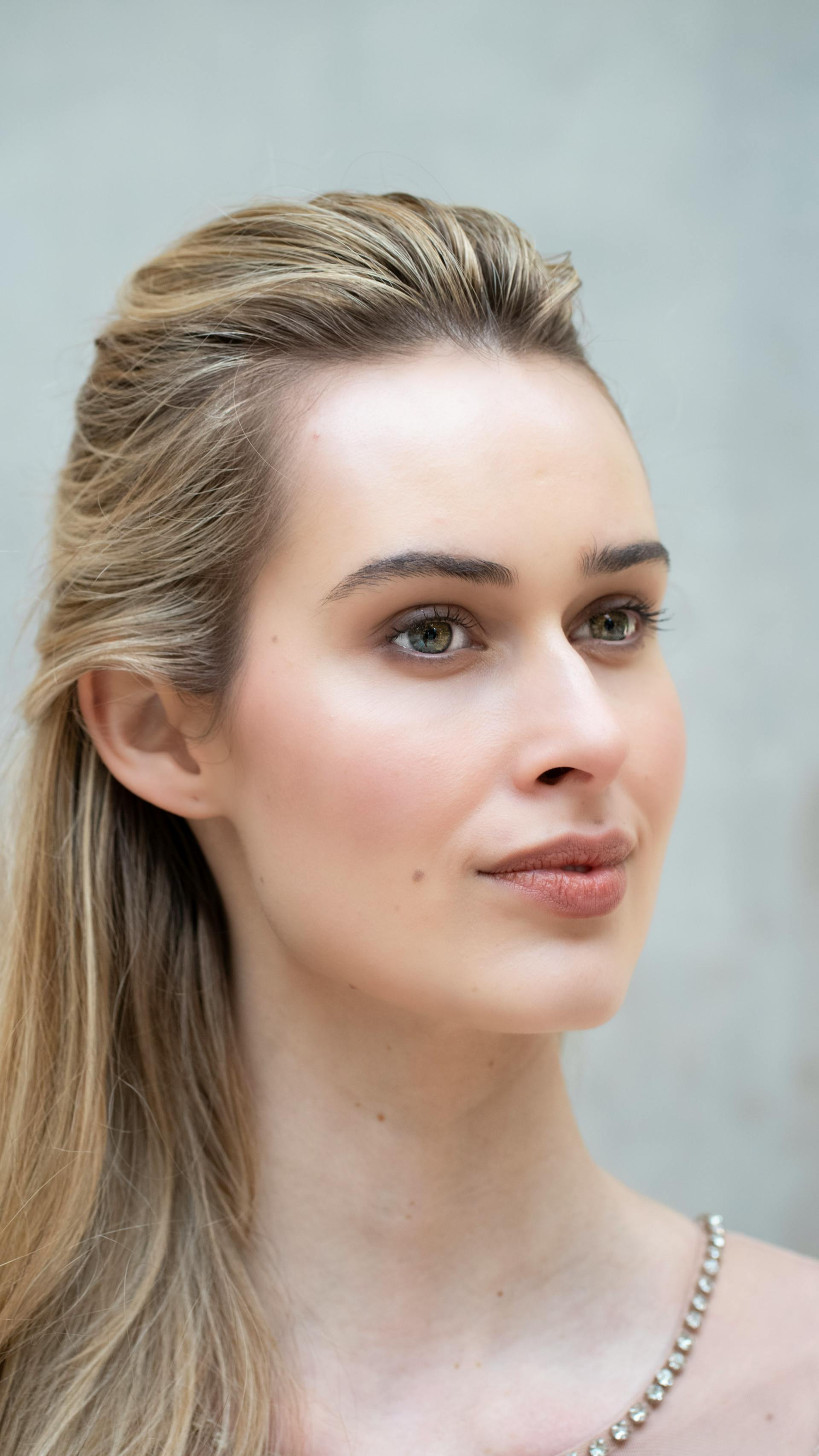 Eine streng dreinblickende Frau | Quelle: Pexels