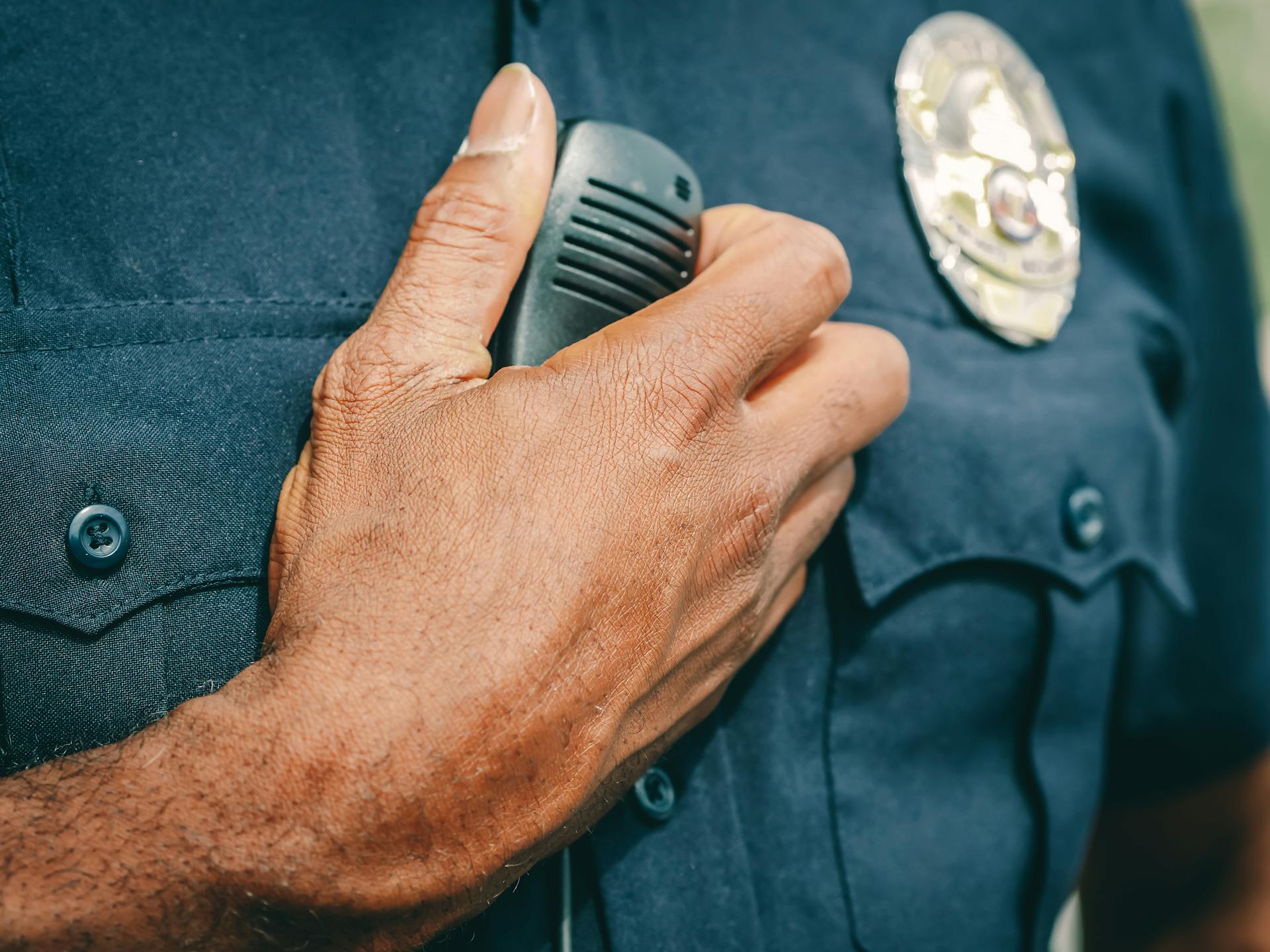 Eine Nahaufnahme der Uniform eines Beamten | Quelle: Pexels