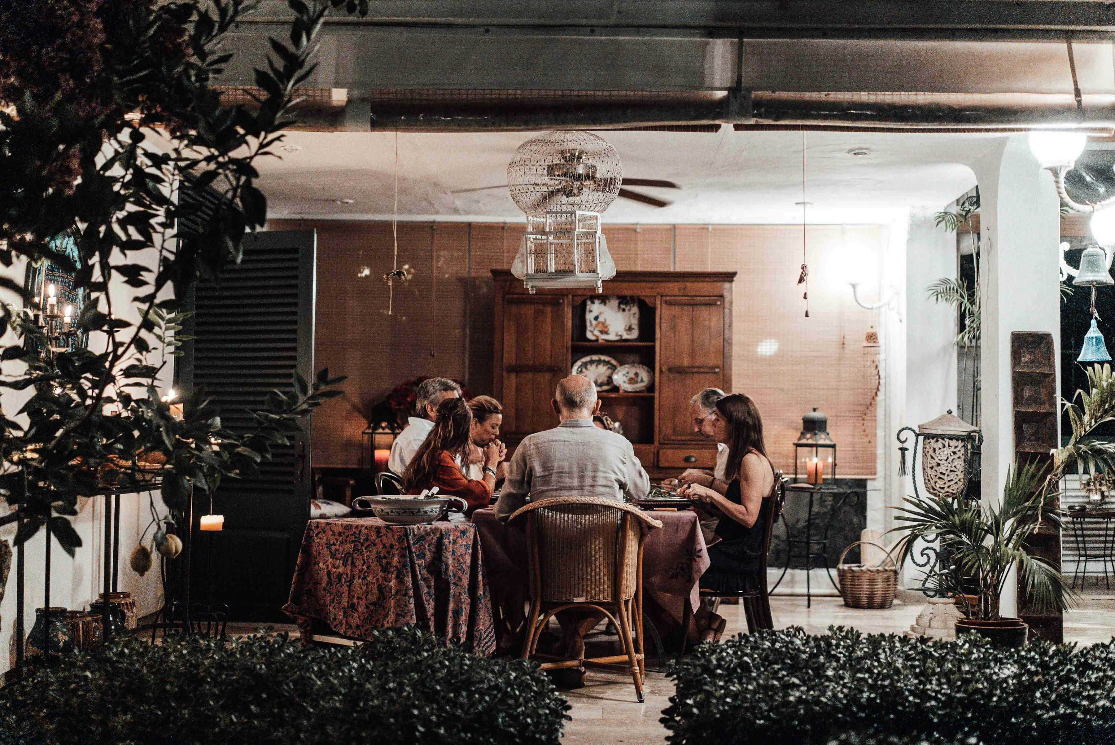 Eine Familie beim Abendessen. Nur zu Illustrationszwecken | Quelle: Pexels
