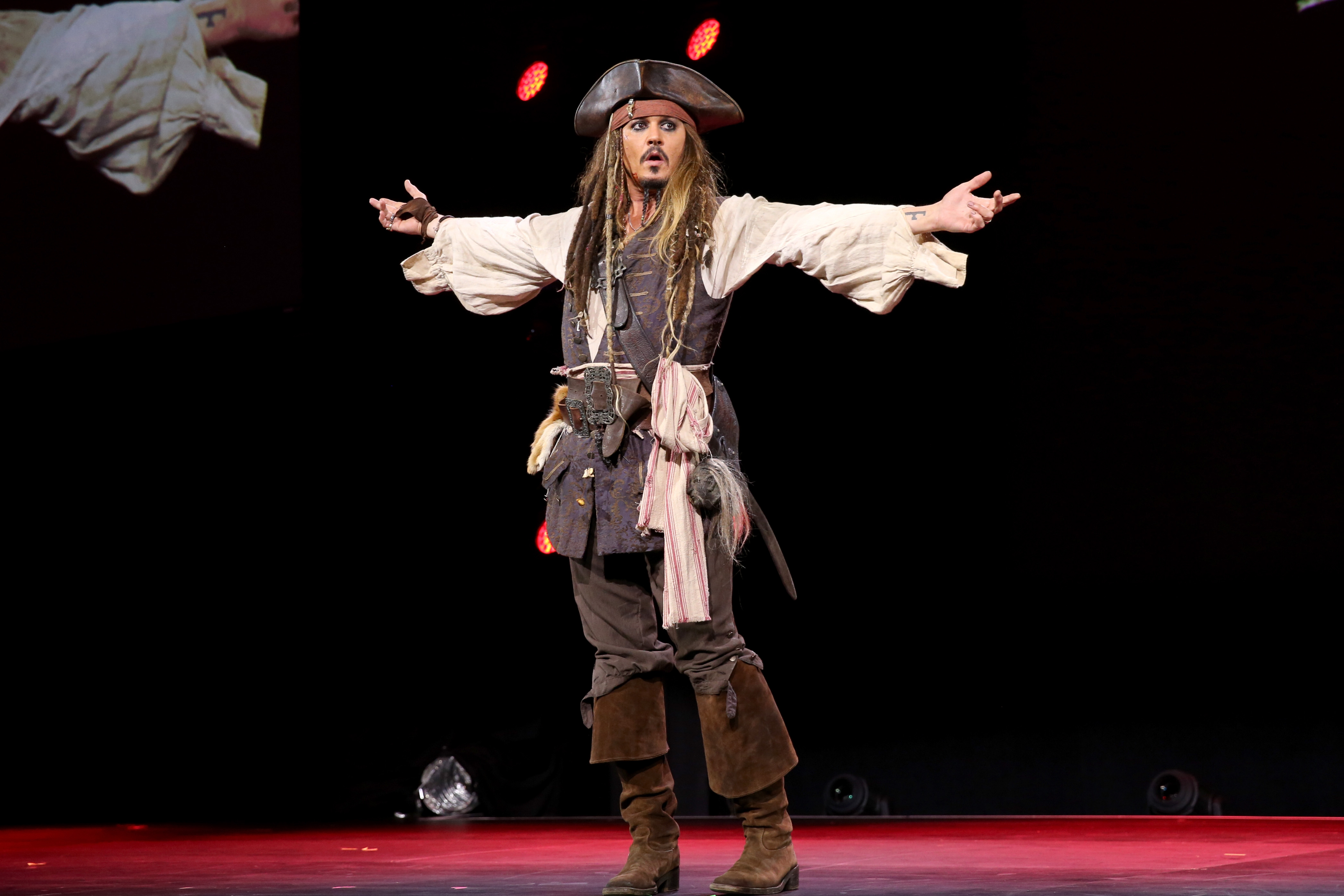 Johnny Depp als Captain Jack Sparrow während der "Worlds, Galaxies, and Universes: Live Action at the Walt Disney Studios" auf der D23 Expo in Anaheim, Kalifornien am 15. August 2015 | Quelle: Getty Images