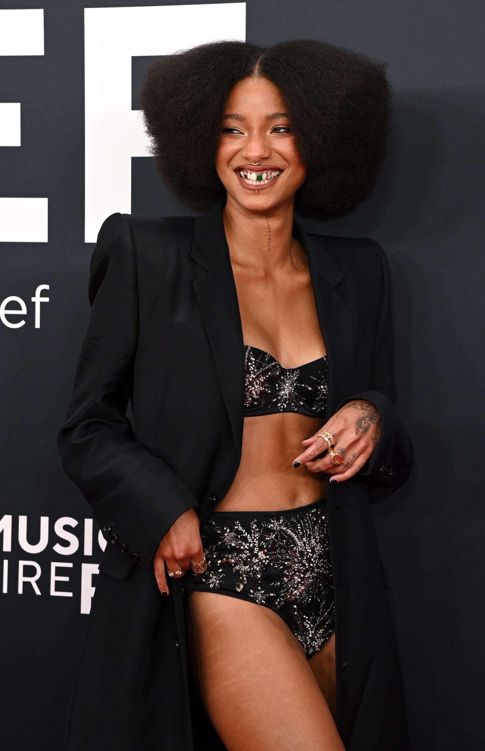 Willow Smith posiert auf dem roten Teppich bei den 67. jährlichen Grammy Awards am 2. Februar 2025 in Los Angeles, Kalifornien. | Quelle: Getty Images