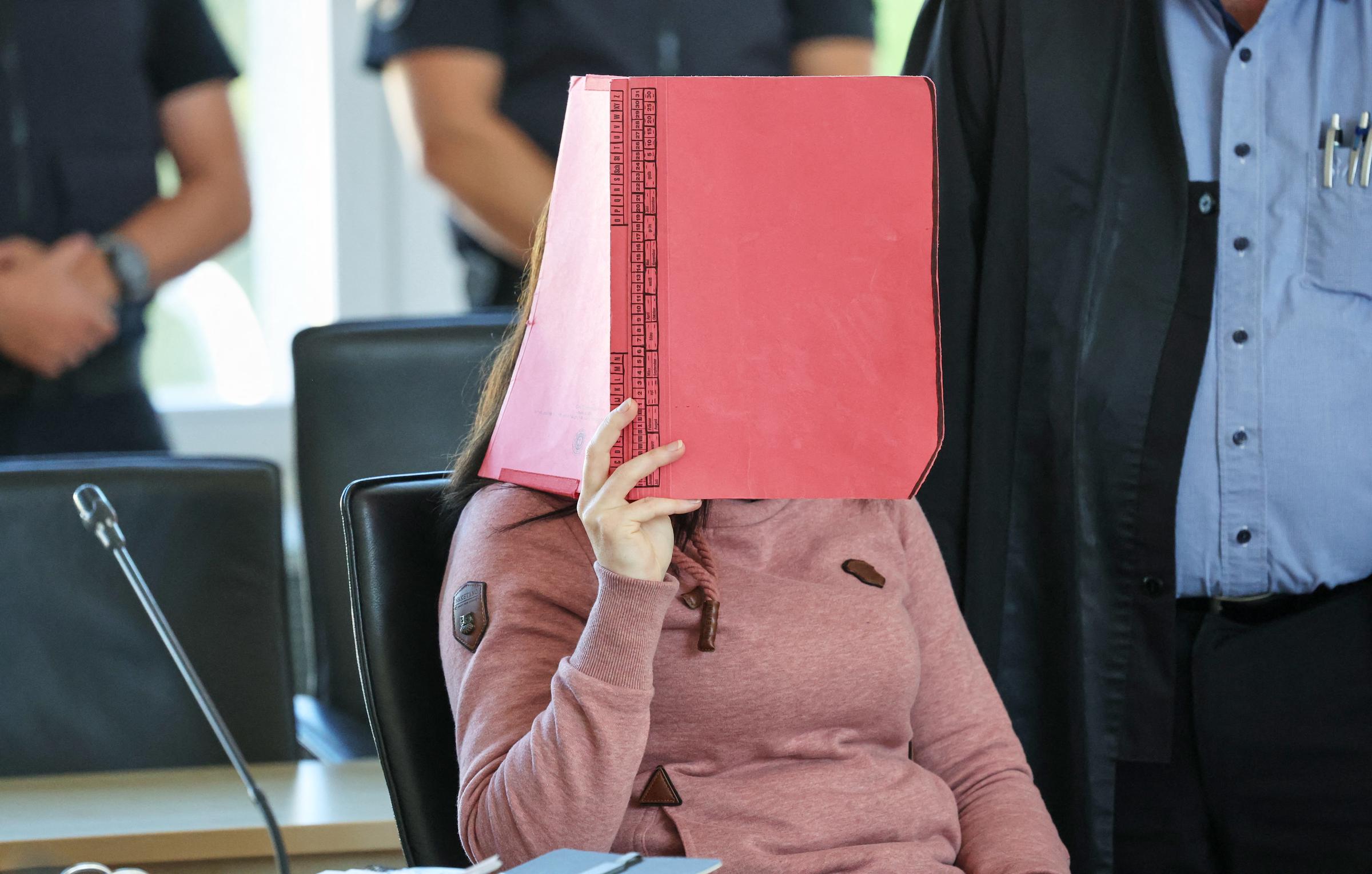 Gina H. versteckt am 5. Oktober 2026 vor Gericht ihr Gesicht | Quelle: Getty Images