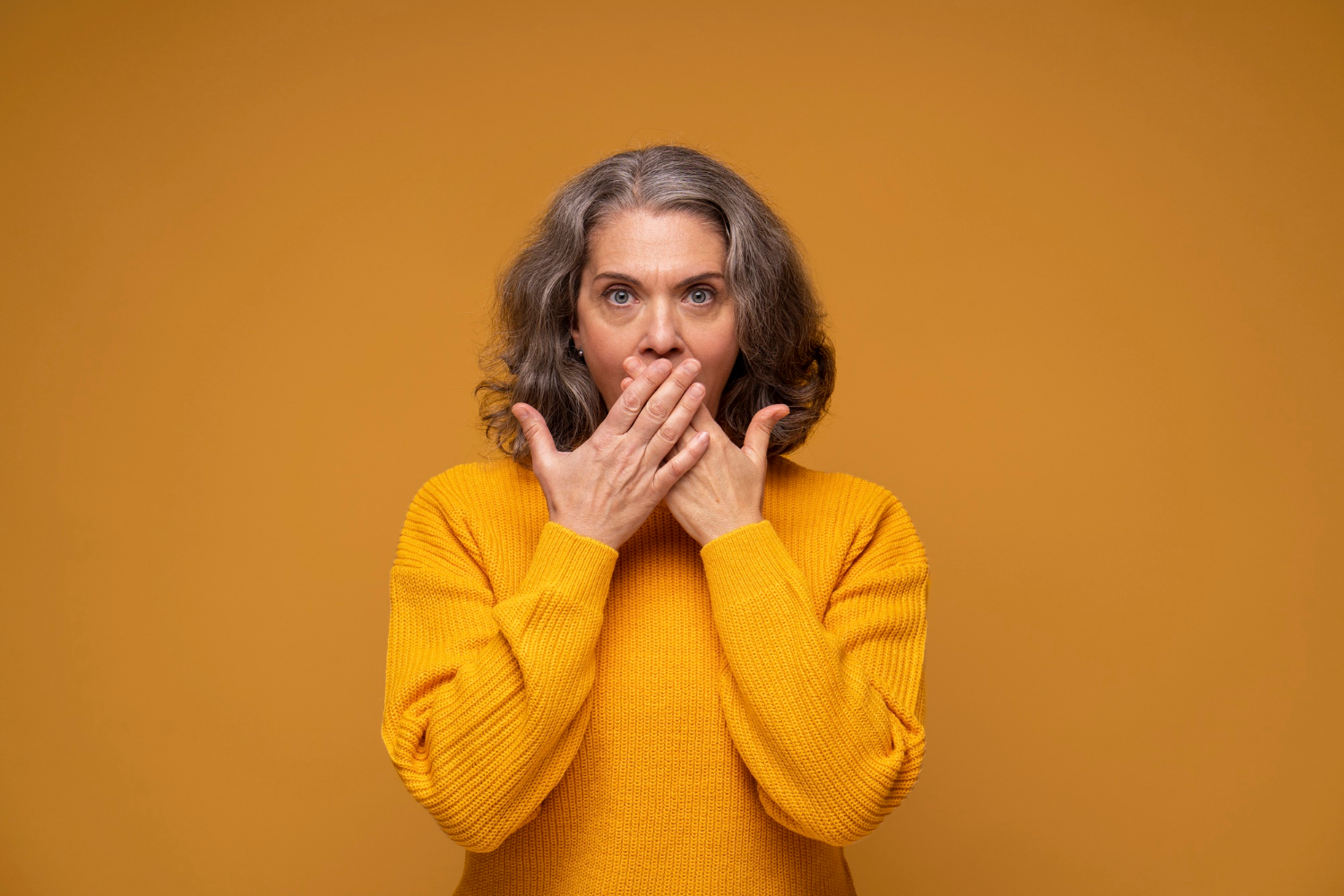 Eine fassungslose ältere Frau | Quelle: Freepik