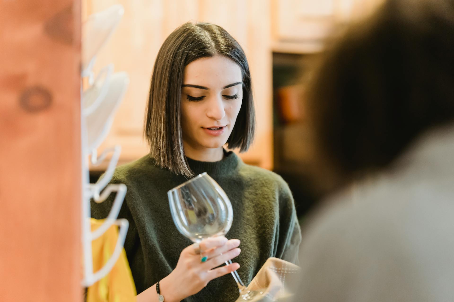 Eine Frau hält ein Glas | Quelle: Pexels