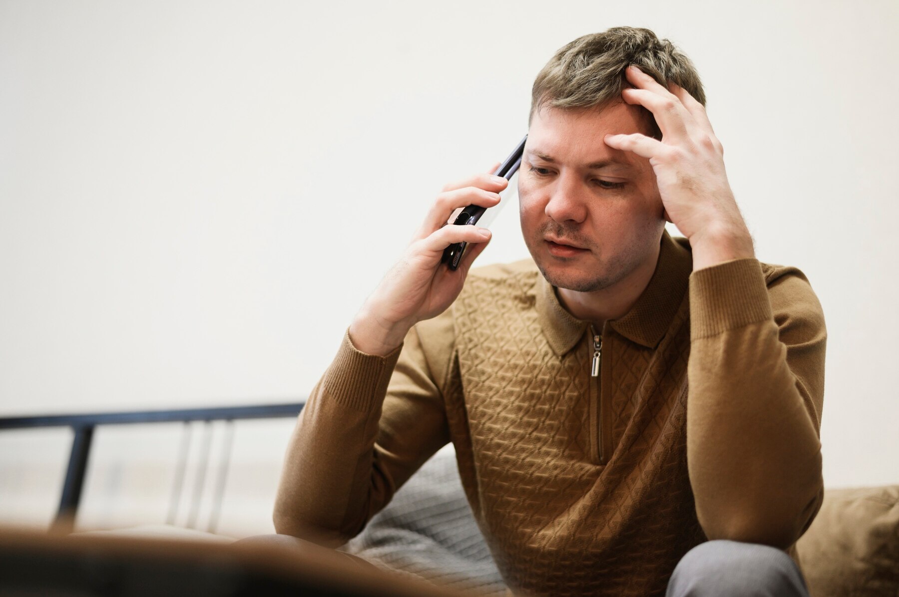 Ein ernster Mann, der mit seinem Telefon spricht | Quelle: Freepik