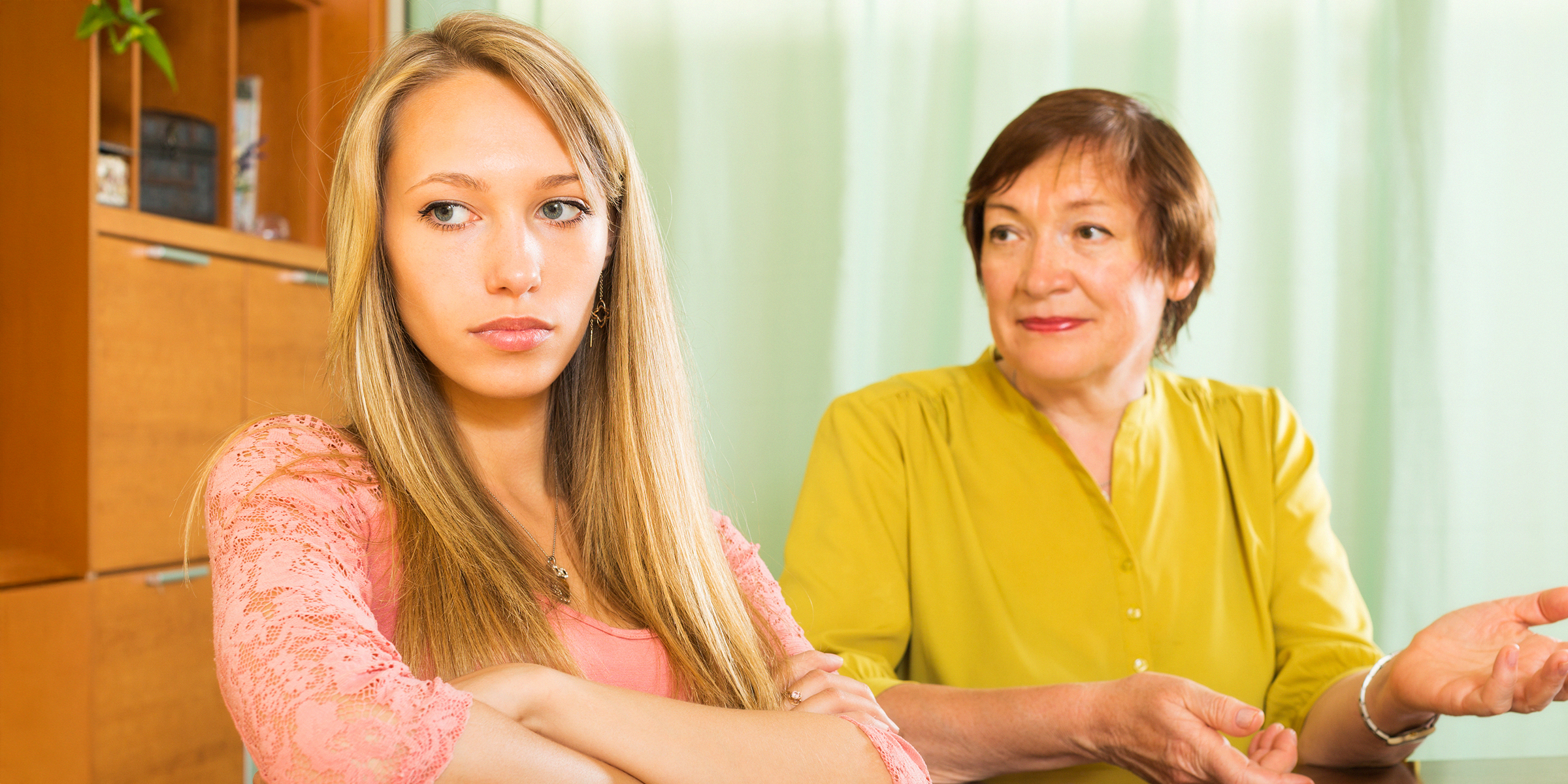 Eine Frau sieht ihre Schwiegertochter an | Quelle: Shutterstock