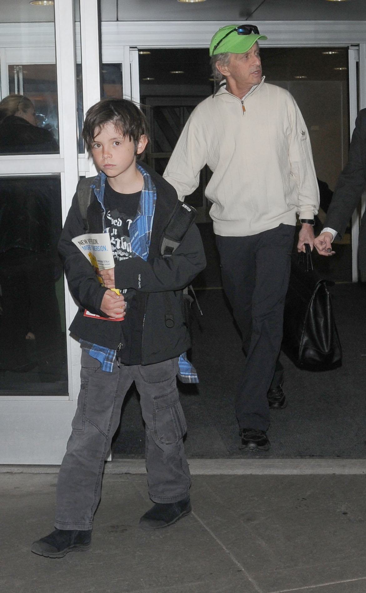 Michael Douglas und sein Sohn Dylan Douglas am 31. Dezember 2010 auf dem JFK-Flughafen in New York City | Quelle: Getty Images