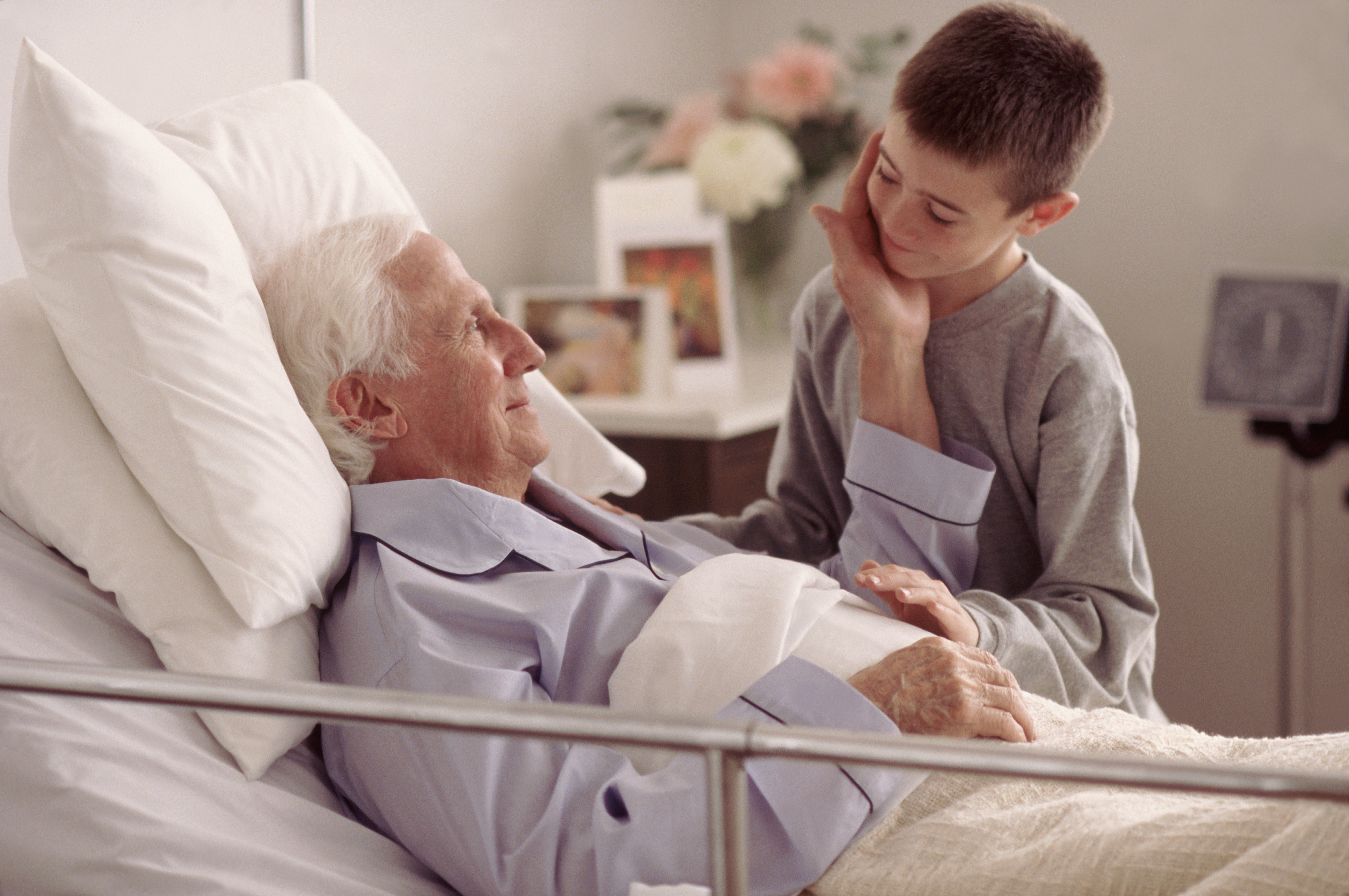 Enkel besucht Großvater im Krankenhaus | Quelle: Getty Images
