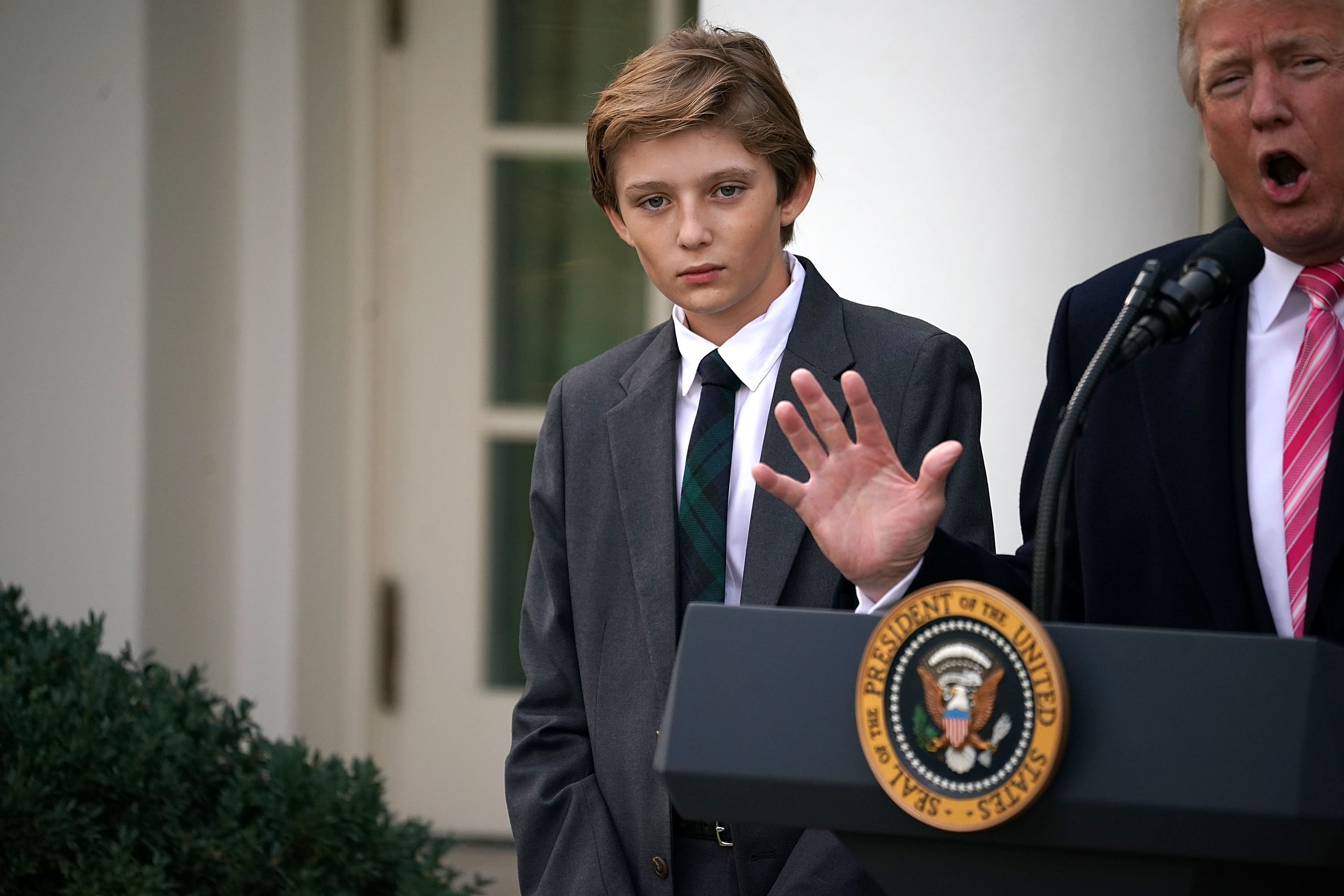 Barron gesellt sich zu Präsident Donald Trump, als dieser vor der Begnadigung des National Thanksgiving Turkey im Weißen Haus am 21. November 2017 in Washington, DC, eine Rede hält. | Quelle: Getty Images