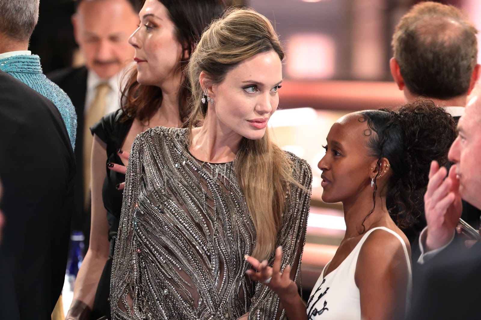 Angelina Jolie und Zahara bei den 82. jährlichen Golden Globe Awards am 5. Januar 2025. | Quelle: Getty Images