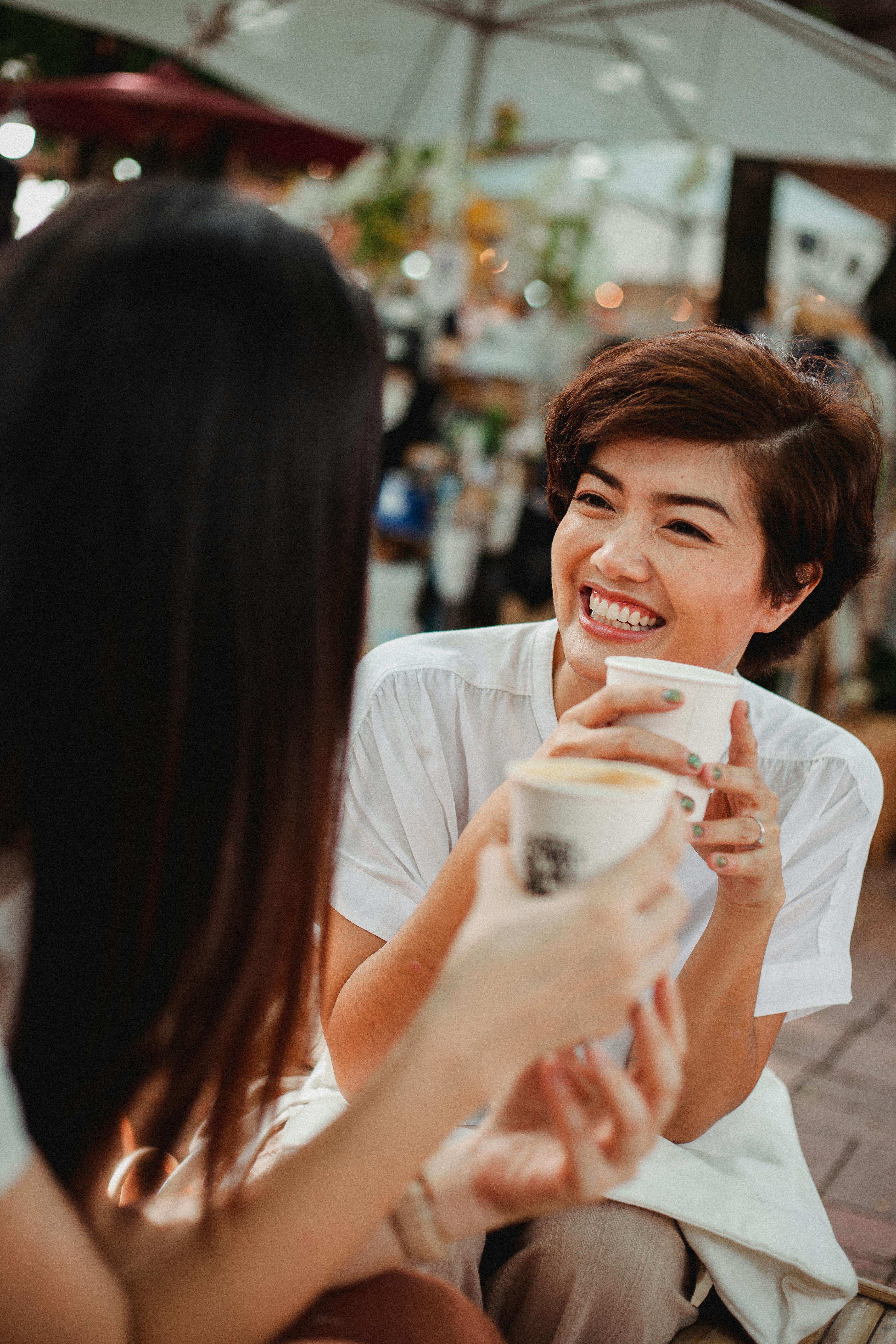 Zwei Frauen beim Tratschen | Quelle: Pexels