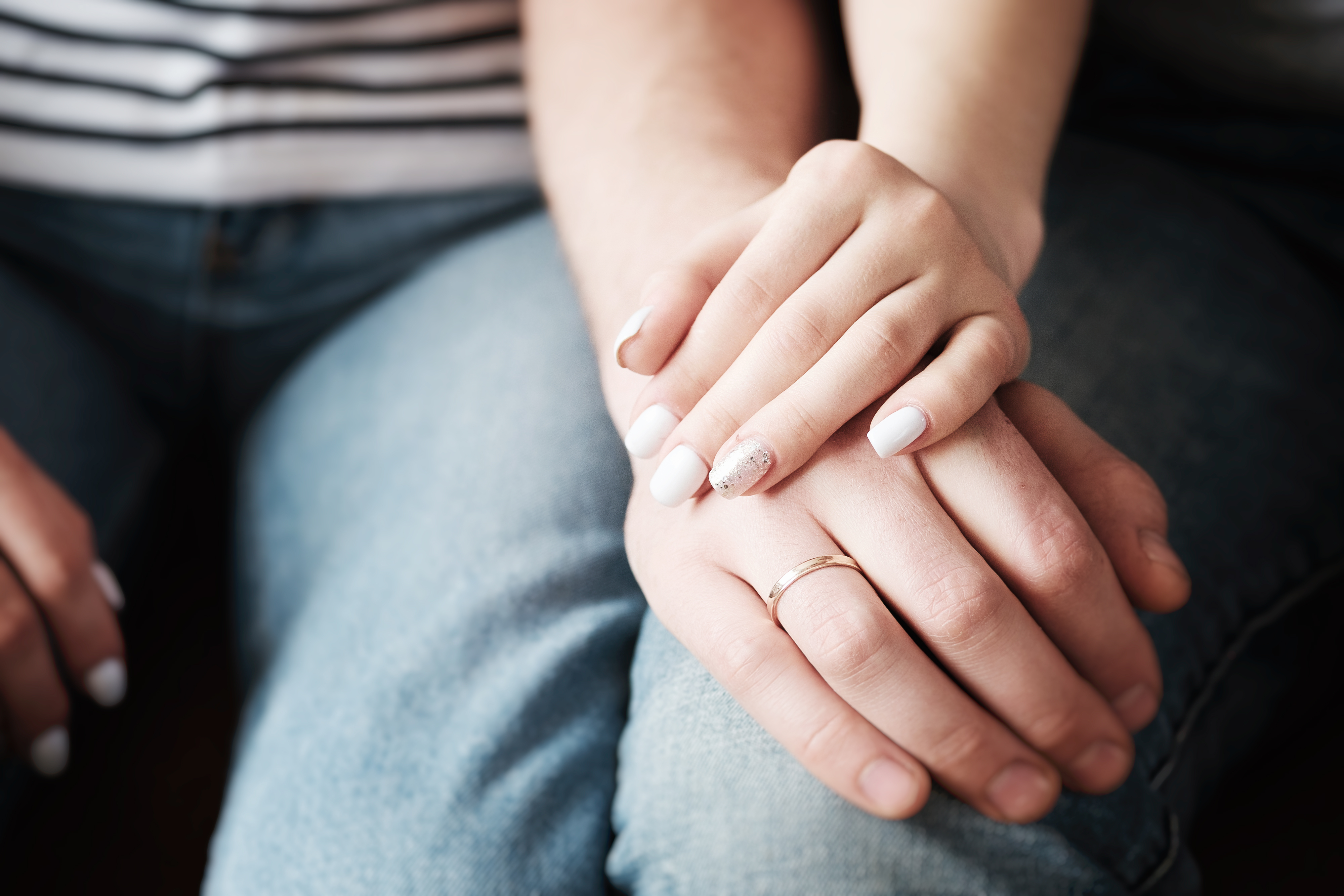 Ein Paar, das sich an den Händen hält, als Zeichen von Trost und Unterstützung | Quelle: Shutterstock