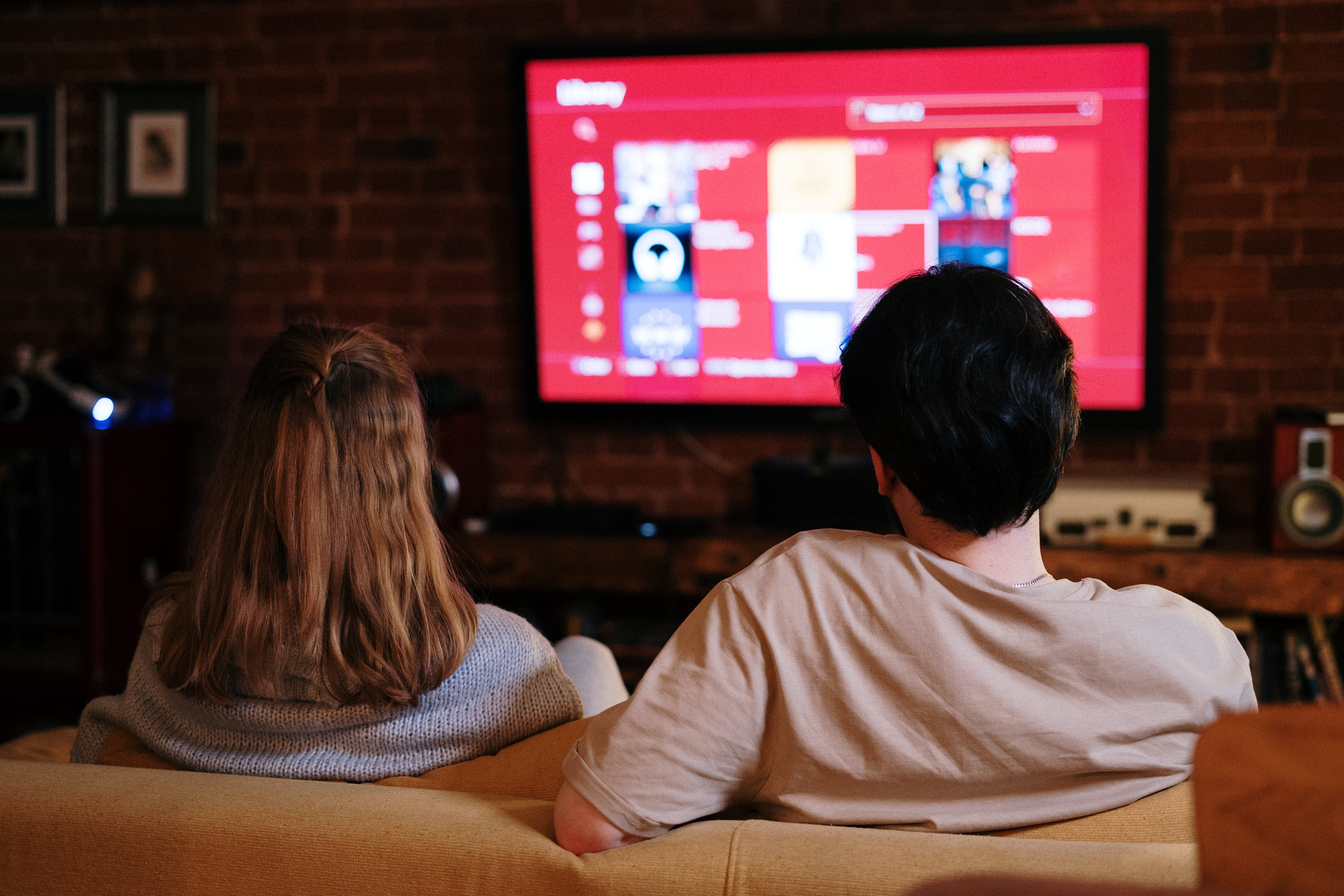 Ein Mann und eine Frau sehen gemeinsam fern | Quelle: Pexels