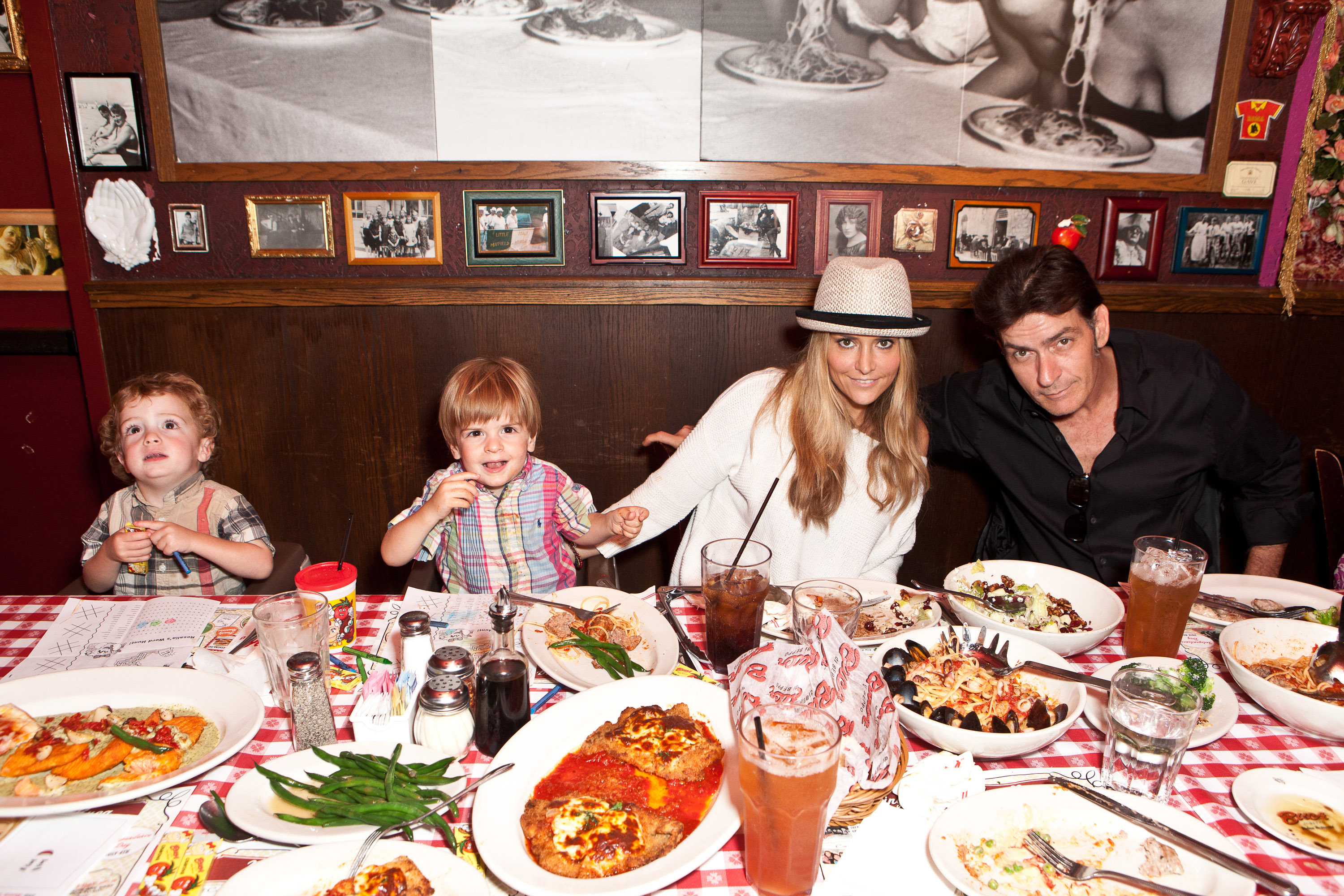 Charlie Sheen, Brooke Mueller und ihre Söhne Max und Bob Sheen feiern Charlies Geburtstag im Buca di Beppo am 3. September 2011 in Encino, Kalifornien | Quelle: Getty Images