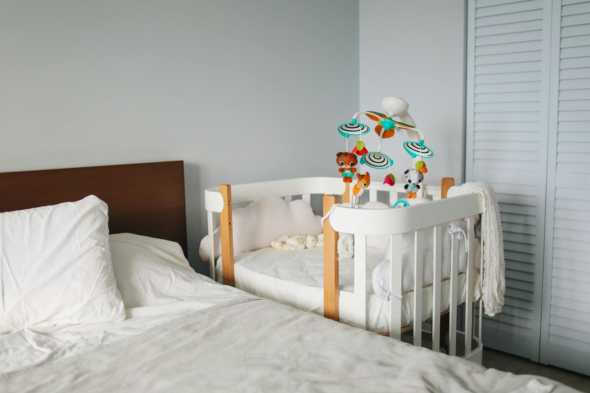 Kinderbett neben dem Bett | Quelle: Pexels