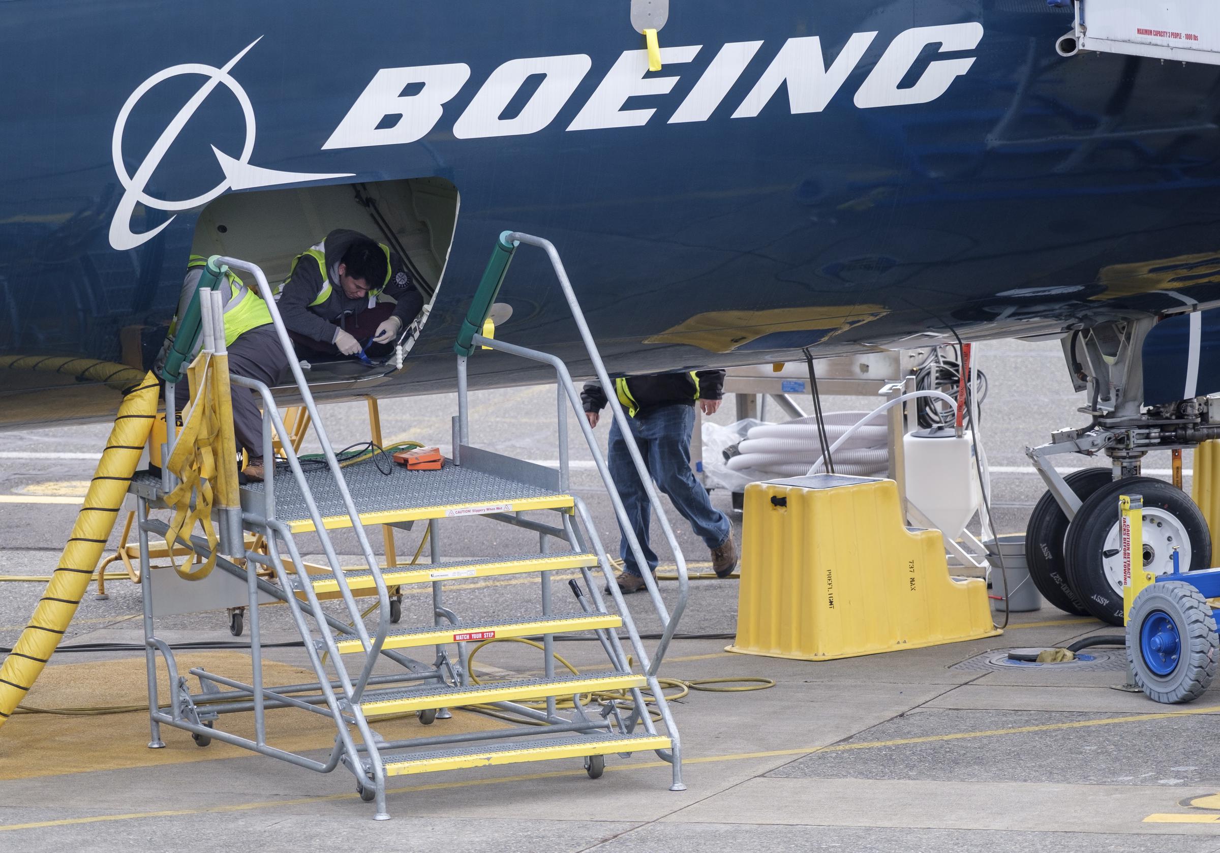 Mitarbeiter/innen arbeiten im Frachtraum eines Boeing 727 MAX 9 Testflugzeugs vor dem Werk des Unternehmens, am 14. März 2019 | Quelle: Getty Images