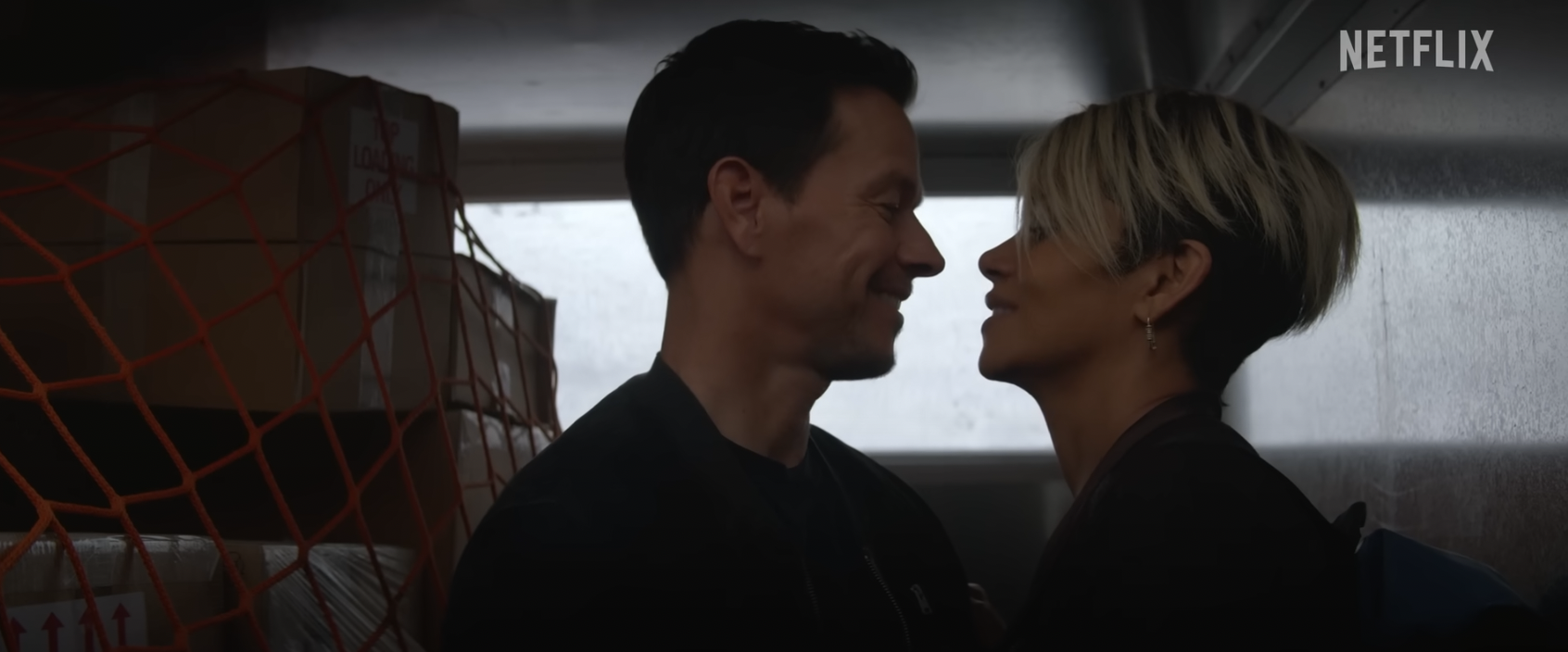 Mark Wahlberg und Halle Berry. | Quelle: YouTube/Netflix