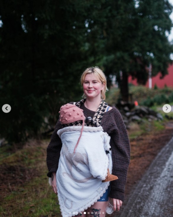 Ireland Baldwin und ihre Tochter bei einem Spaziergang in einem Beitrag vom 12. Mai 2024 | Quelle: Instagram/irelandirelandireland