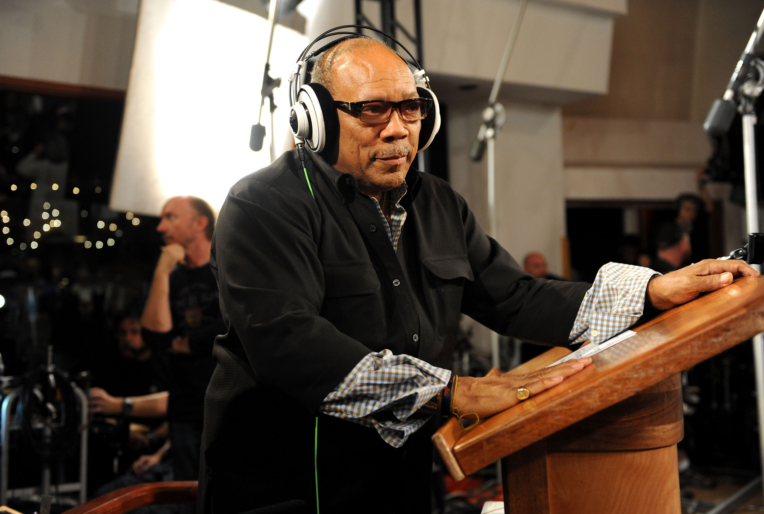 Quincy Jones spricht bei der Aufnahmesitzung "We Are The World 25 Years for Haiti" in den Jim Henson Studios am 1. Februar 2010 in Hollywood, Kalifornien. | Quelle: Getty Images