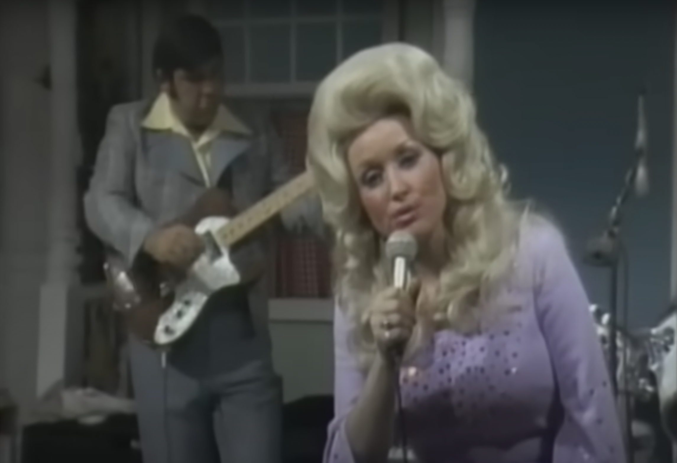 Dolly Parton performt "I Will Always Love You" live, gepostet am 7. Dezember 2021 | Quelle: YouTube/ShoutFactoryVEVO