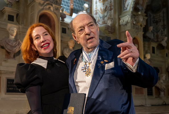 Ralph Siegel und seine Frau Laura bei der Verleihung des Bayerischen Maximiliansorders durch Ministerpräsident Söder, München, 3. Dezember 2025. | Quelle:  Getty Images