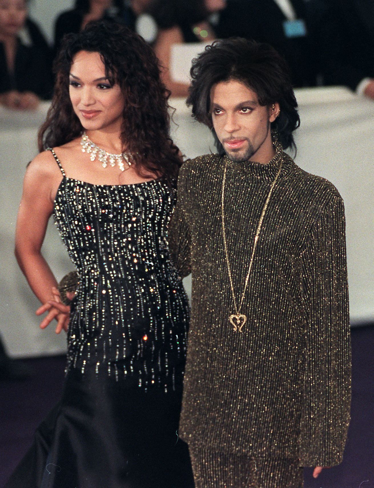 Prince und Mayte Garcia während der De Beer und Versace "Diamonds are forever" Wohltätigkeitsveranstaltung am 09. Juni 1999. | Quelle: Getty Images