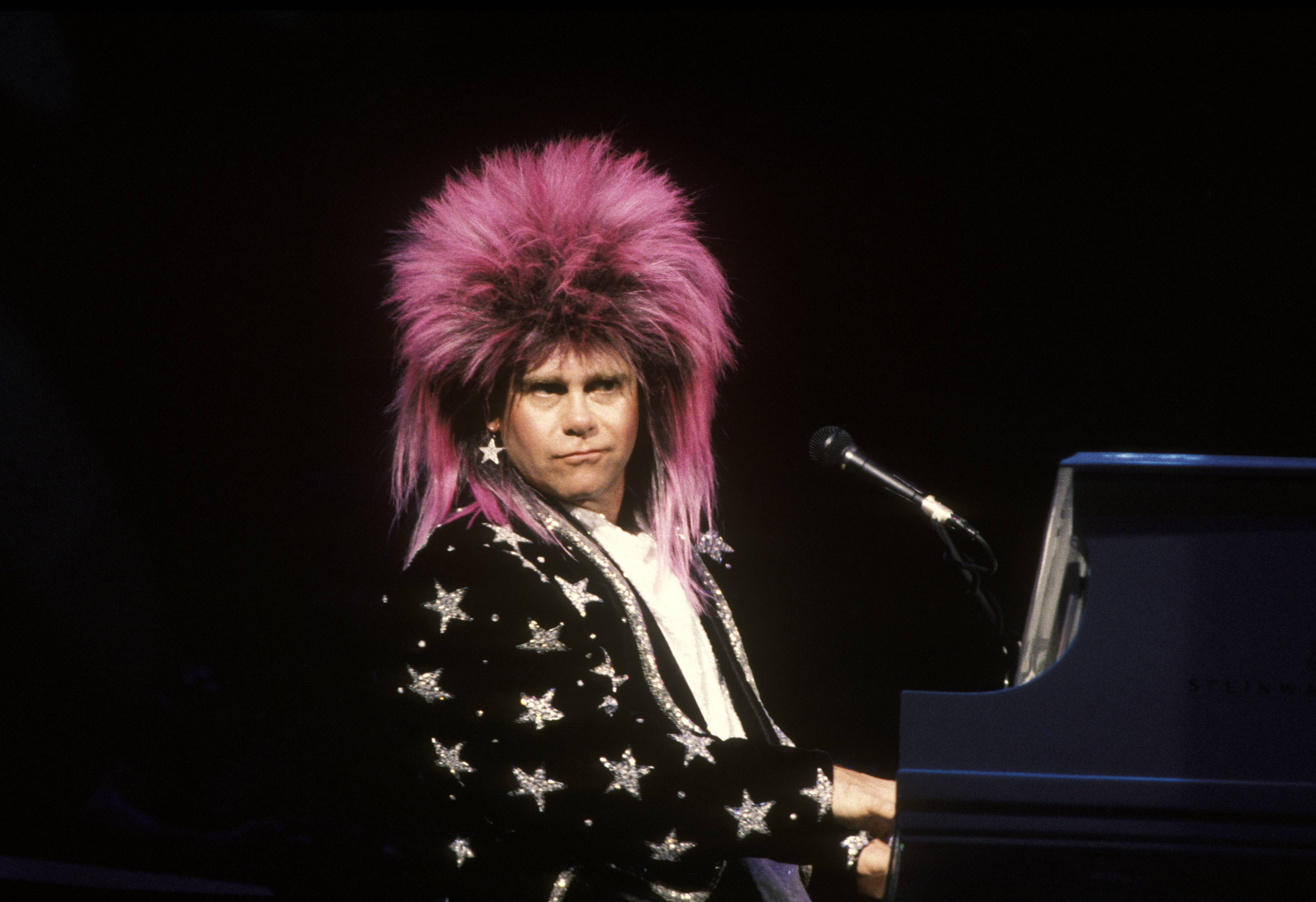 Elton John bei einem Auftritt im Sydney Entertainment Centre am 1. Dezember 1998 in Australien | Quelle: Getty Images