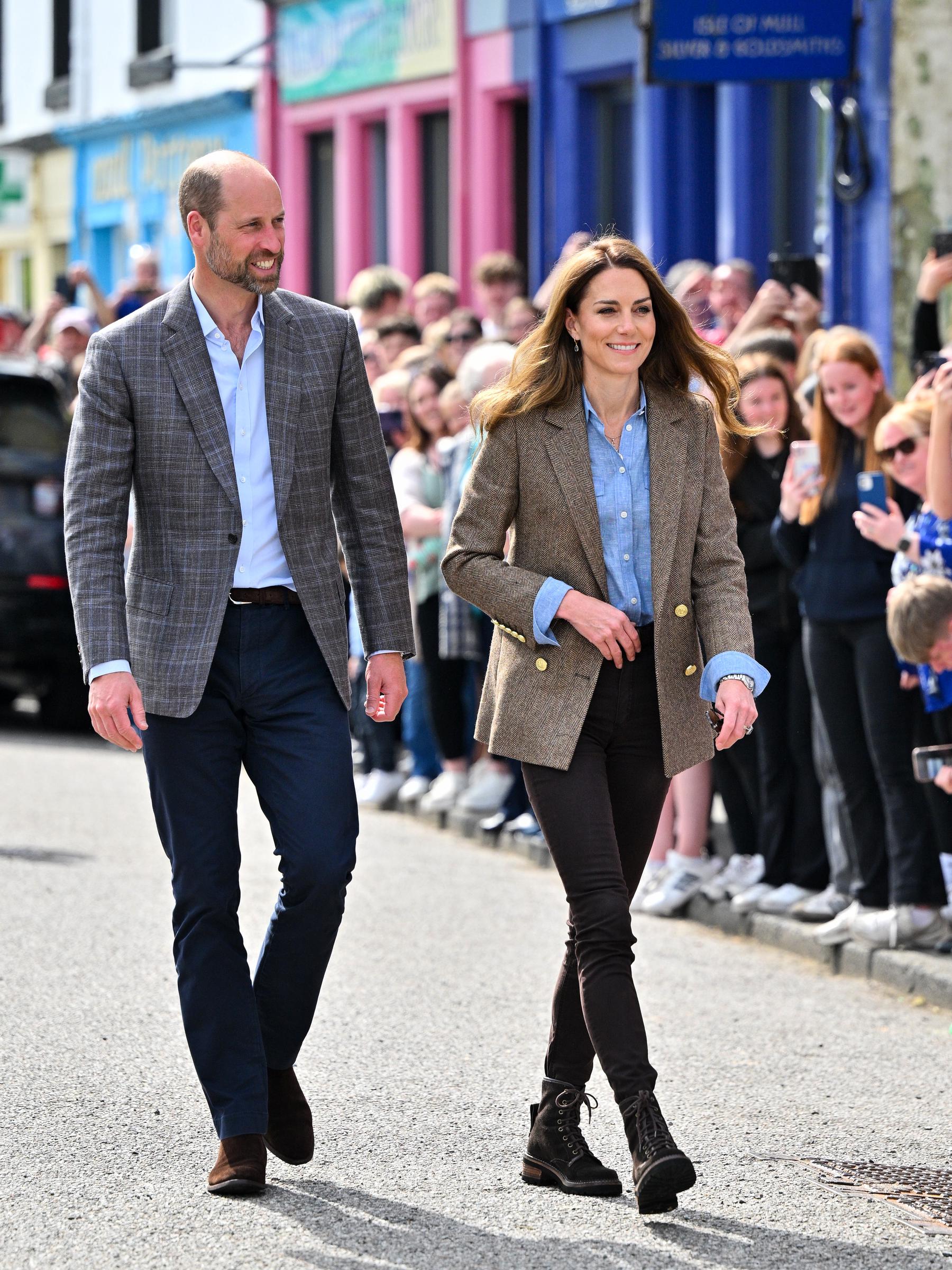 Prinz William und Prinzessin Catherine, die in Schottland als Herzog und Herzogin von Rothesay bekannt sind, werden von den Einheimischen herzlich begrüßt, als sie bei ihrem Besuch in Aros Hall, einem Zentrum zur Unterstützung von Gemeindeinitiativen auf der Isle of Mull, durch die lebhaften Straßen von Tobermory gehen.