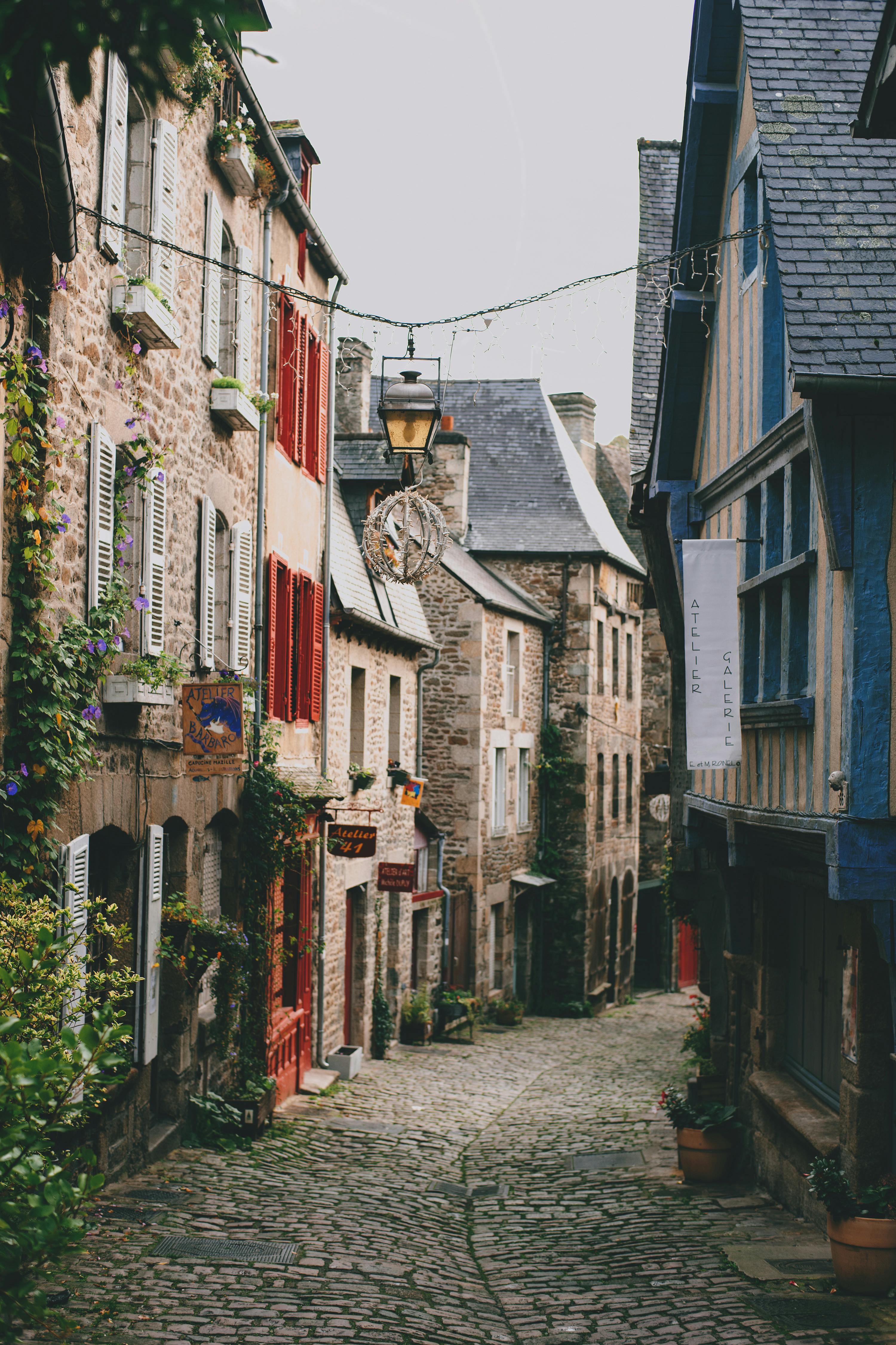 Eine Straße mit Kopfsteinpflaster in einem kleinen Dorf | Quelle: Pexels