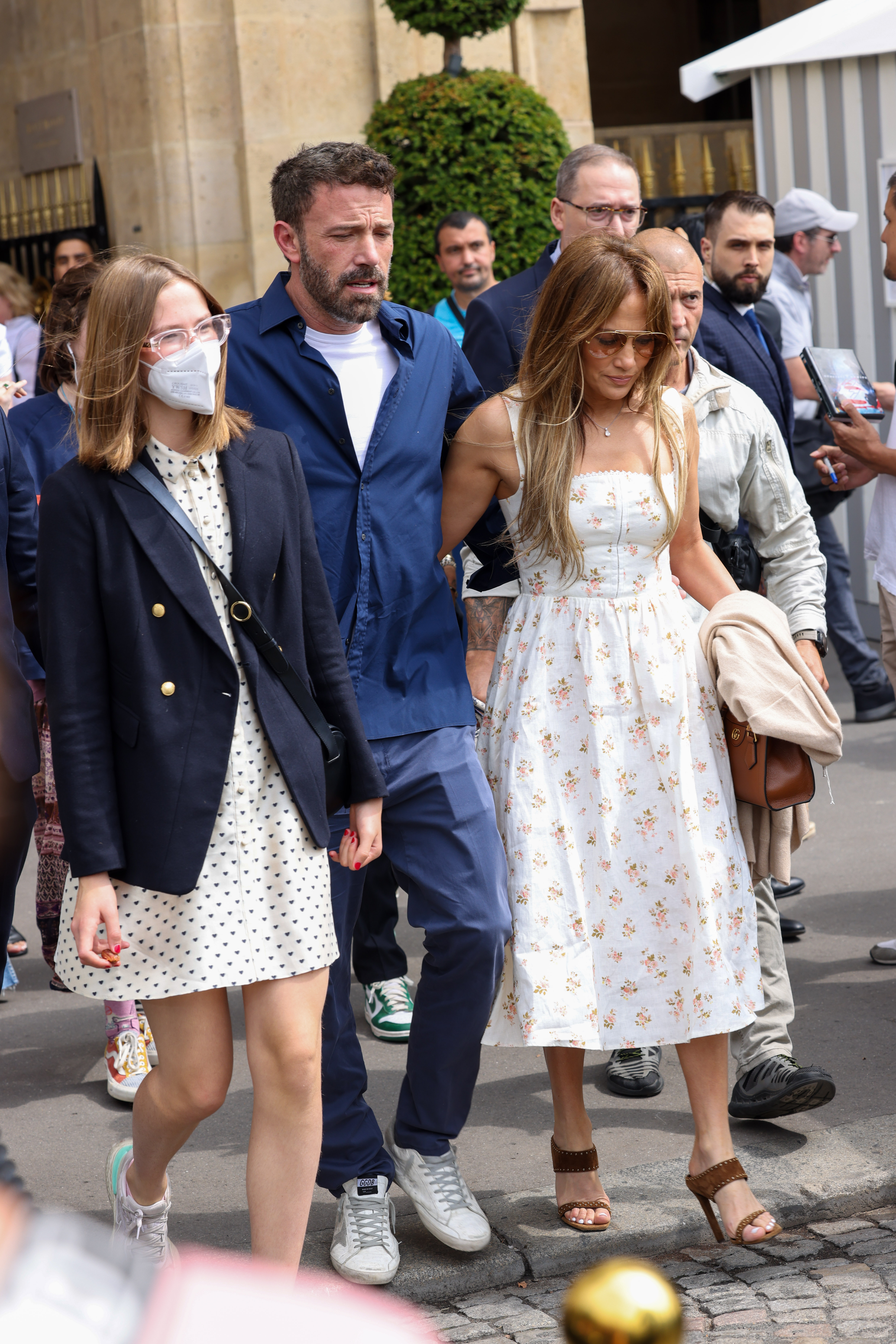 Violet und Ben Affleck mit Jennifer Lopez in Paris, Frankreich am 23. Juli 2022 | Quelle: Getty Images