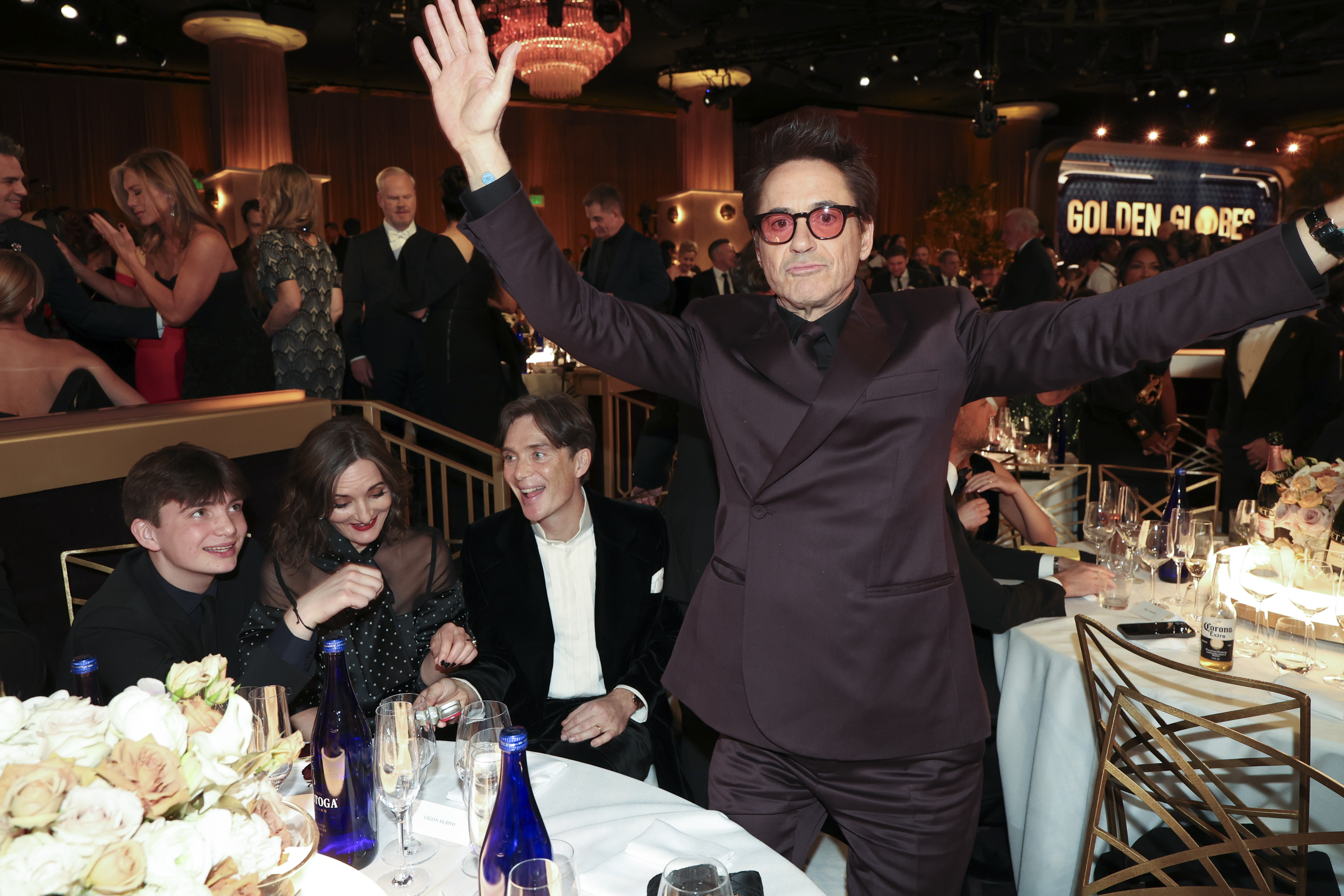 Aran Murphy, Yvonne McGuinness, Cillian Murphy und Robert Downey Jr. bei den 81. Golden Globe Awards im Beverly Hilton Hotel in Kalifornien, am 7. Januar 2024. | Quelle: Getty Images