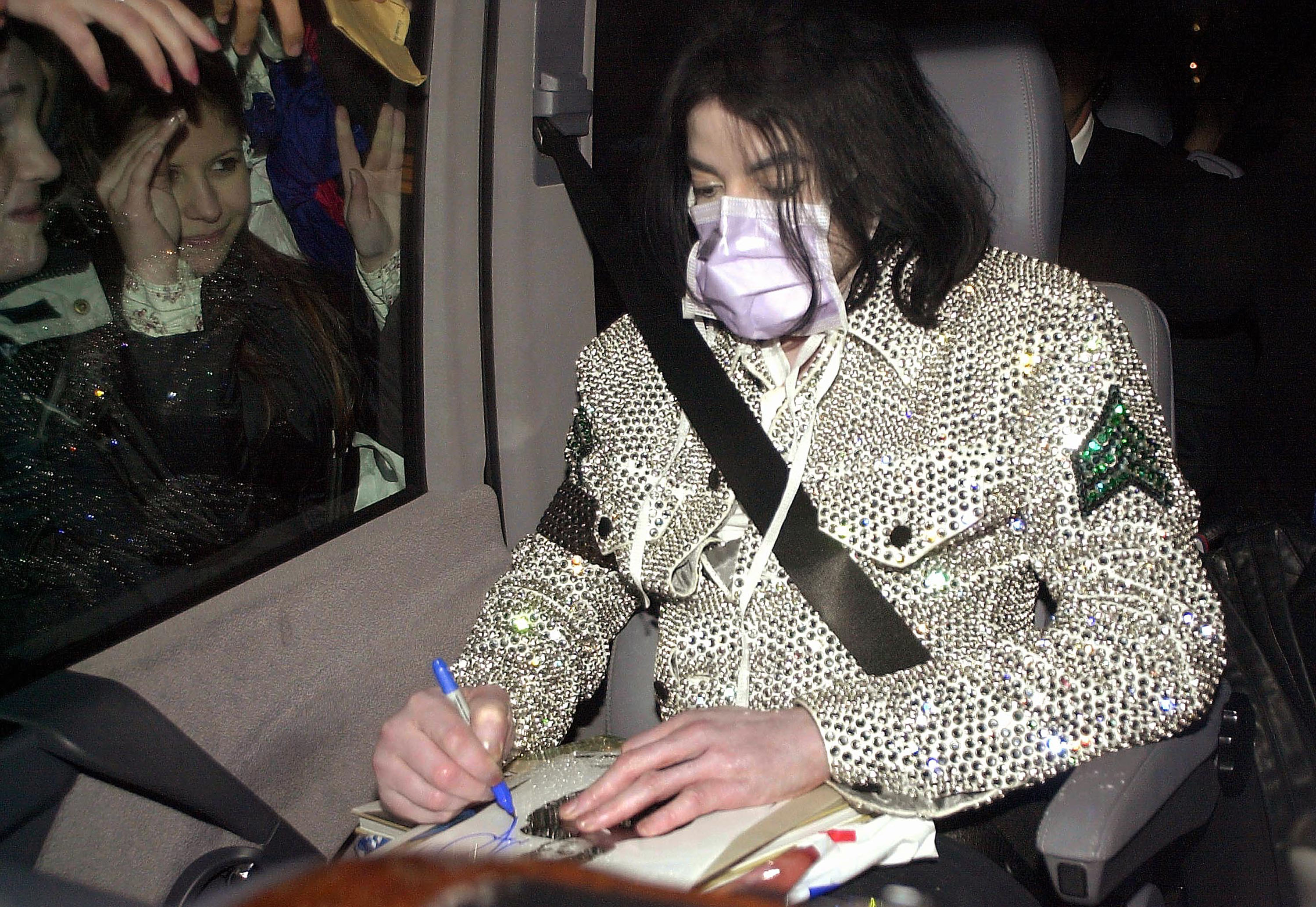 Michael Jackson beim Hotel Adlon in Berlin im Jahr 2002 | Quelle: Getty Images