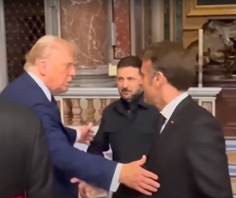 US-Präsident Donald Trump im Gespräch mit dem ukrainischen Präsidenten Wolodymyr Zelenskyy und dem französischen Präsidenten Emmanuel Macron bei der Beerdigung von Papst Franziskus, aufgenommen am 27. April 2025. | Quelle: YouTube/KTLA 5