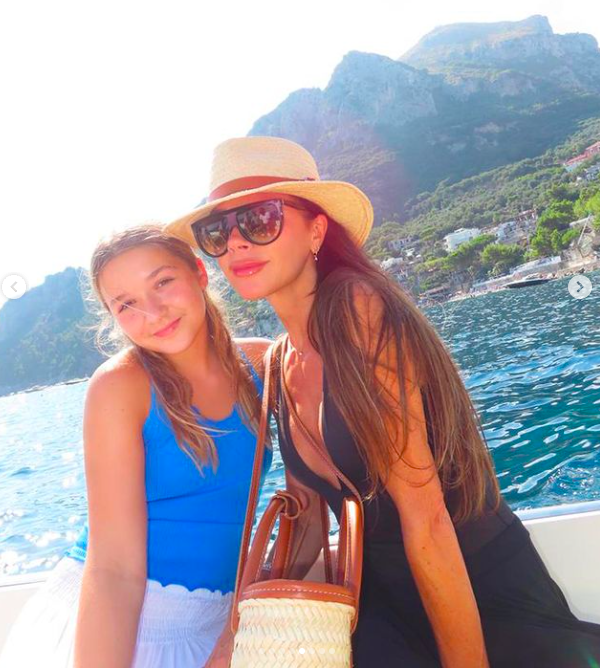 Harper und Victoria Beckham posieren für ein Foto, gepostet am 26. August 2023 | Quelle: Instagram/victoriabeckham
