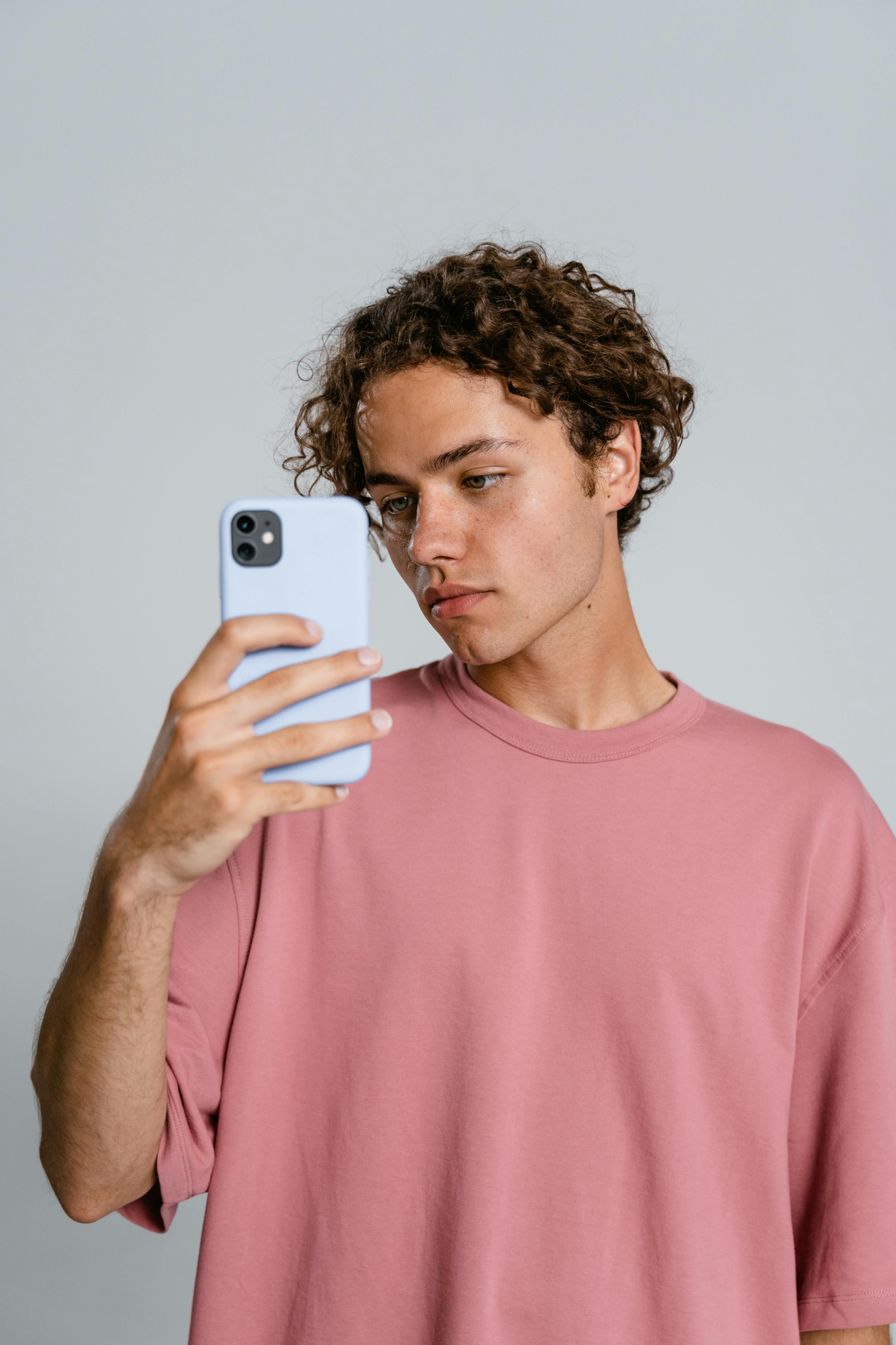 Ein Teenager an seinem Telefon | Quelle: Pexels