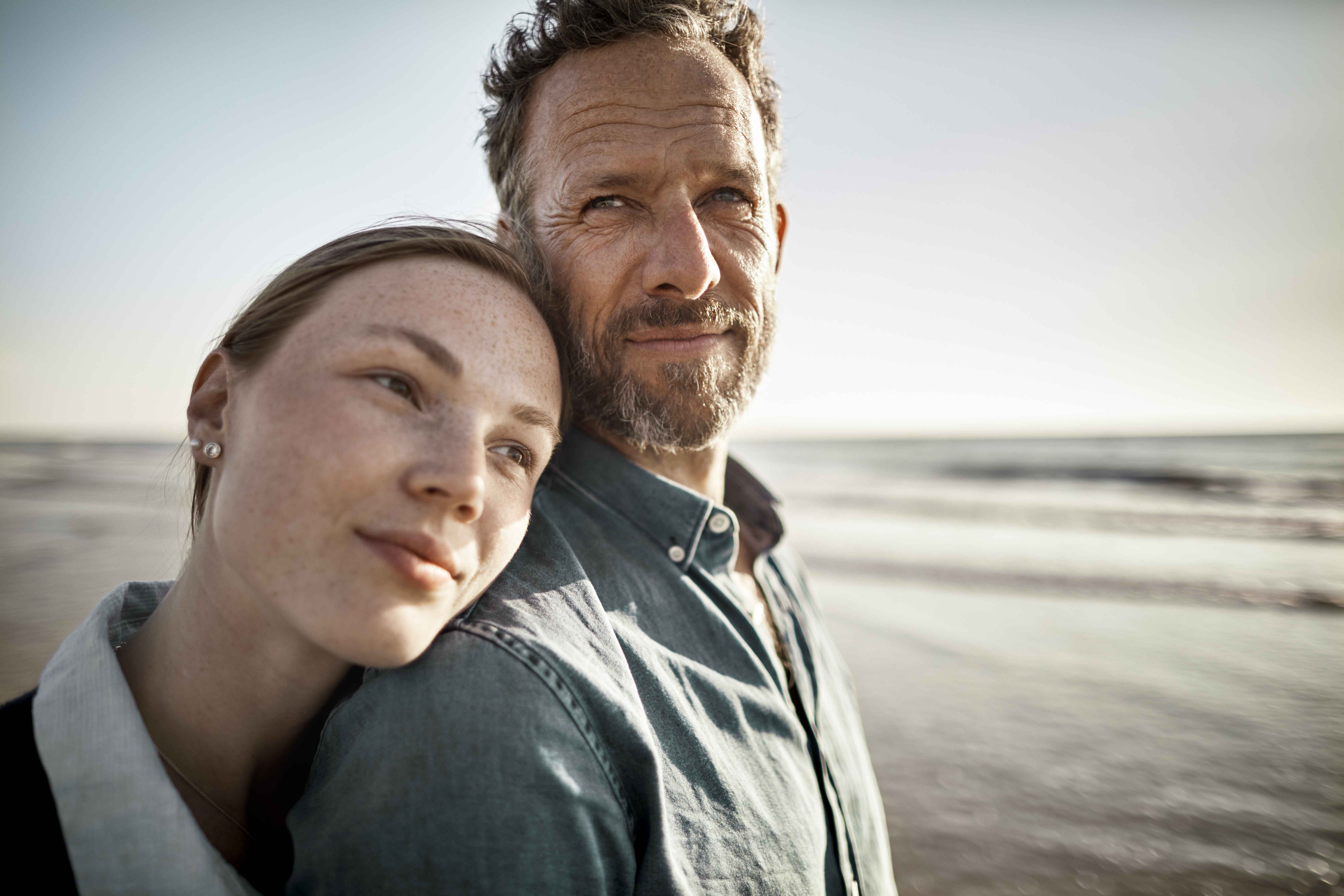 Porträt eines Mannes und einer jungen Frau am Meer | Quelle: Getty Images