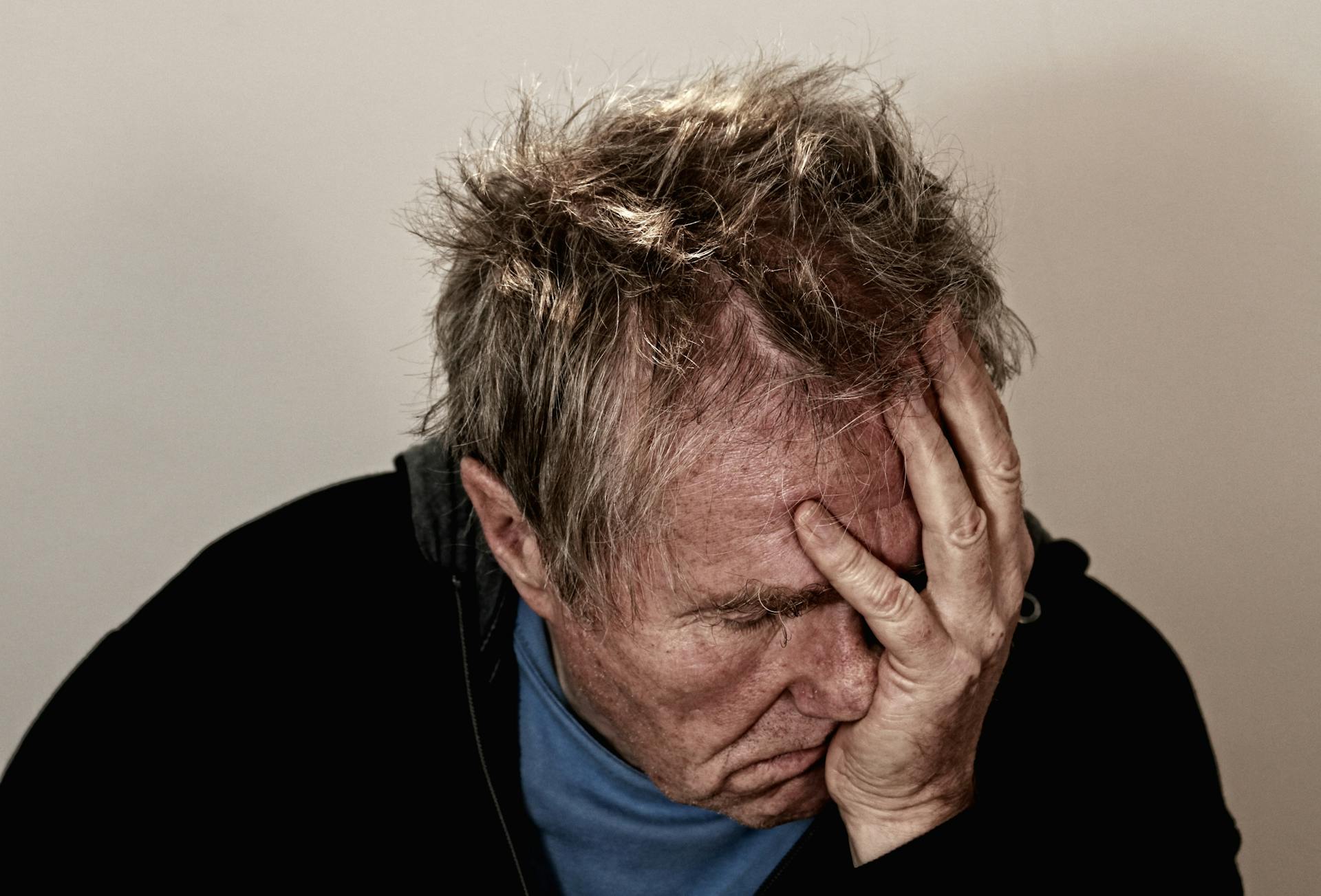 Ein deprimierter älterer Mann | Quelle: Pexels