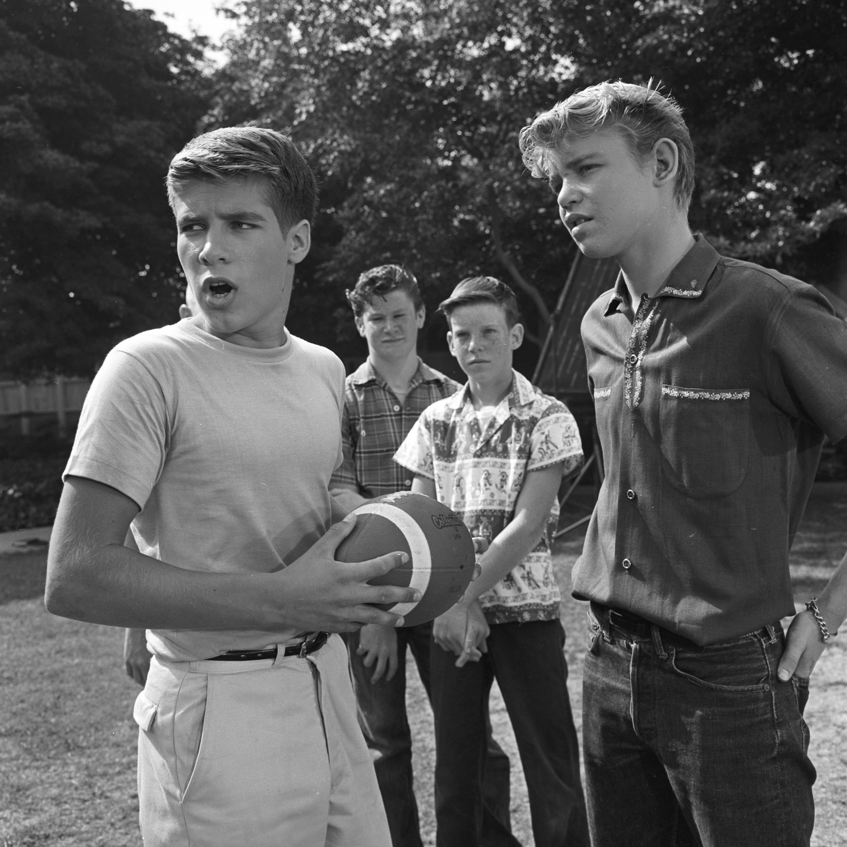 Don Grady und Statisten am Set von "Meine drei Söhne", 1960 | Quelle: Getty Images