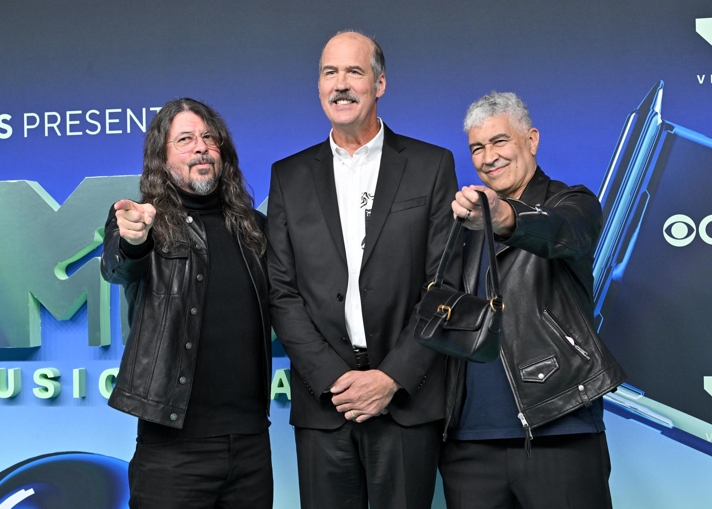 Dave Grohl, Krist Novoselic und Pat Smear treffen sich bei den MTV Video Music Awards 2026 wieder, bei denen Nirvana den Video Vanguard Award erhielt. | Quelle: Getty Images