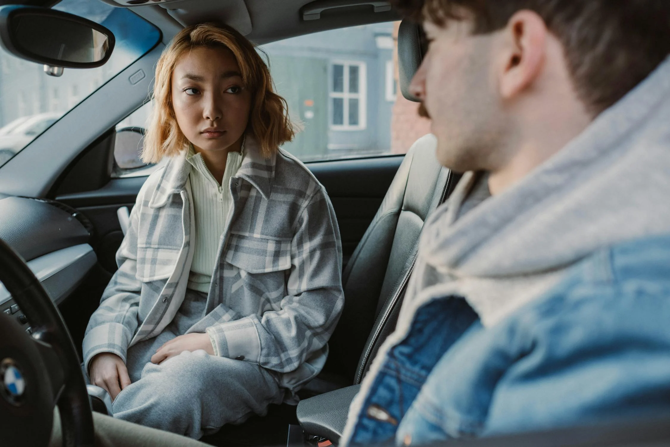 Ein Paar in einem Auto | Quelle: Pexels