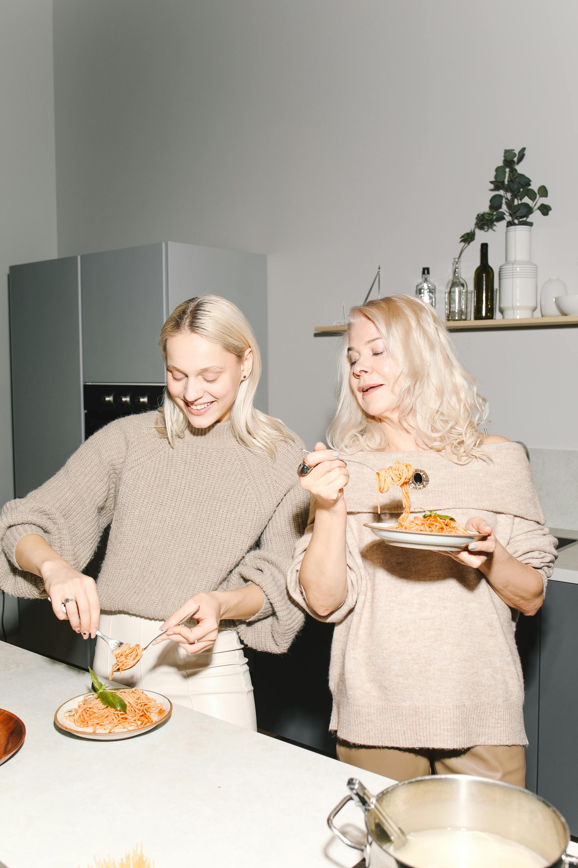 Die Familie isst fröhlich zu Abend | Quelle: Pexels